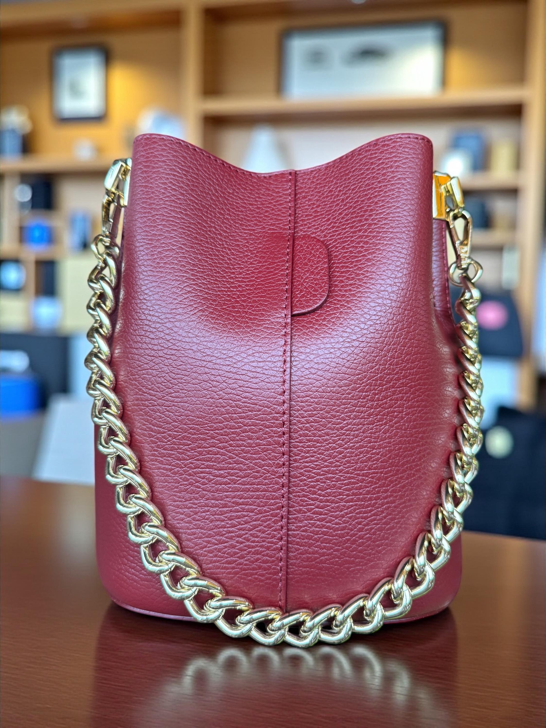 Bolso de cuero tipo bombonera