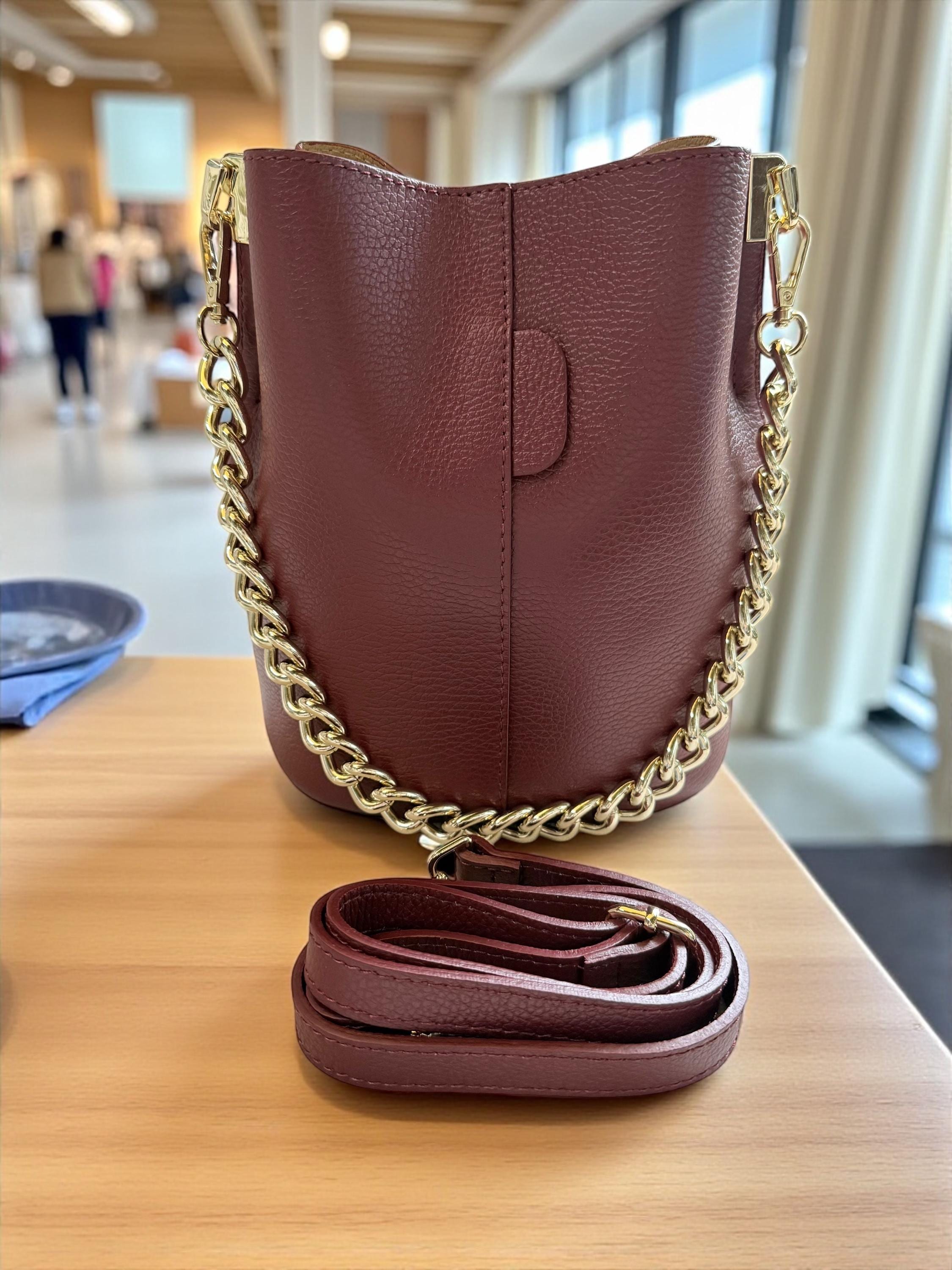 Bolso de cuero tipo bombonera