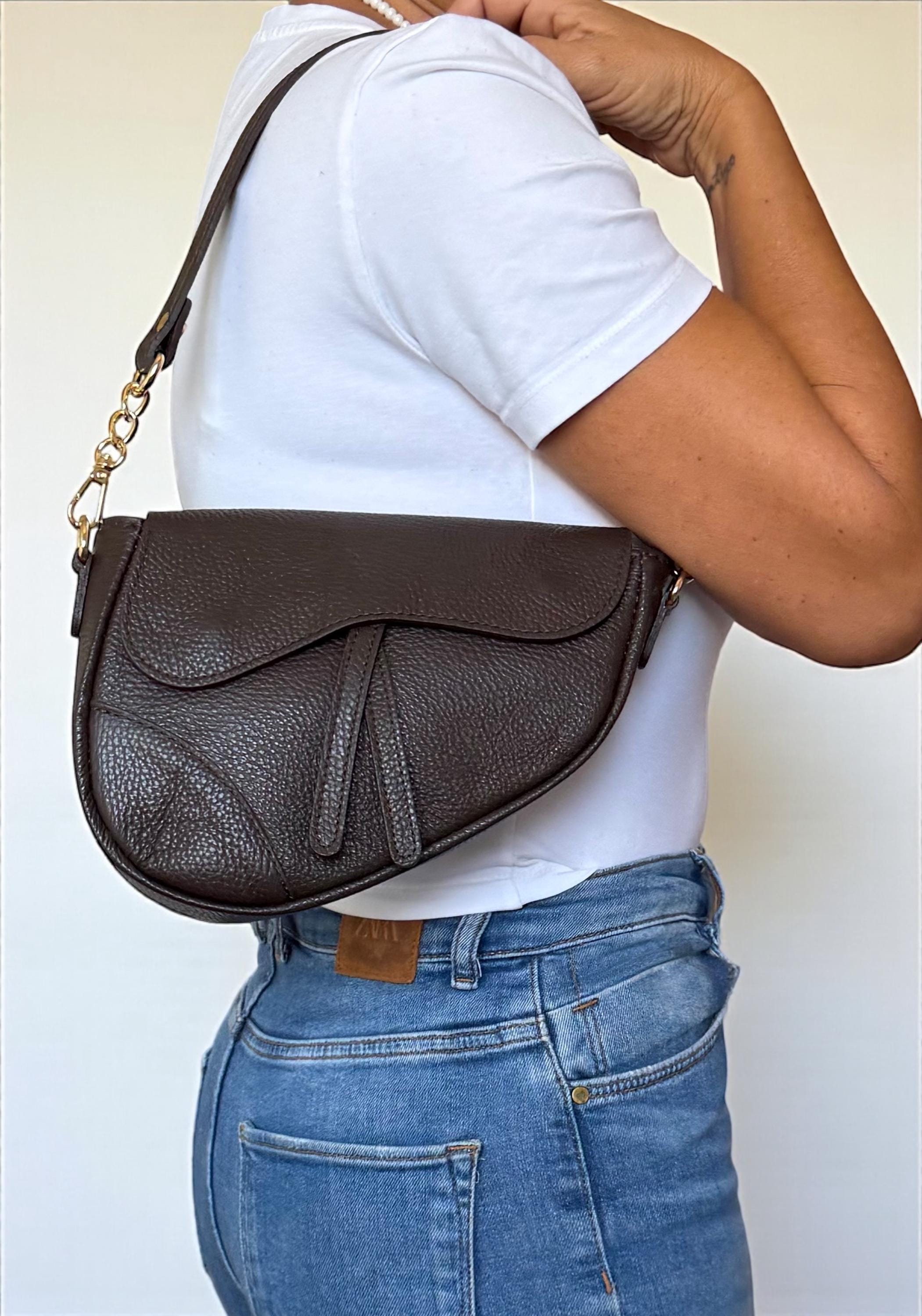 Bolso Saddle con solapa asimétrico de piel granulada