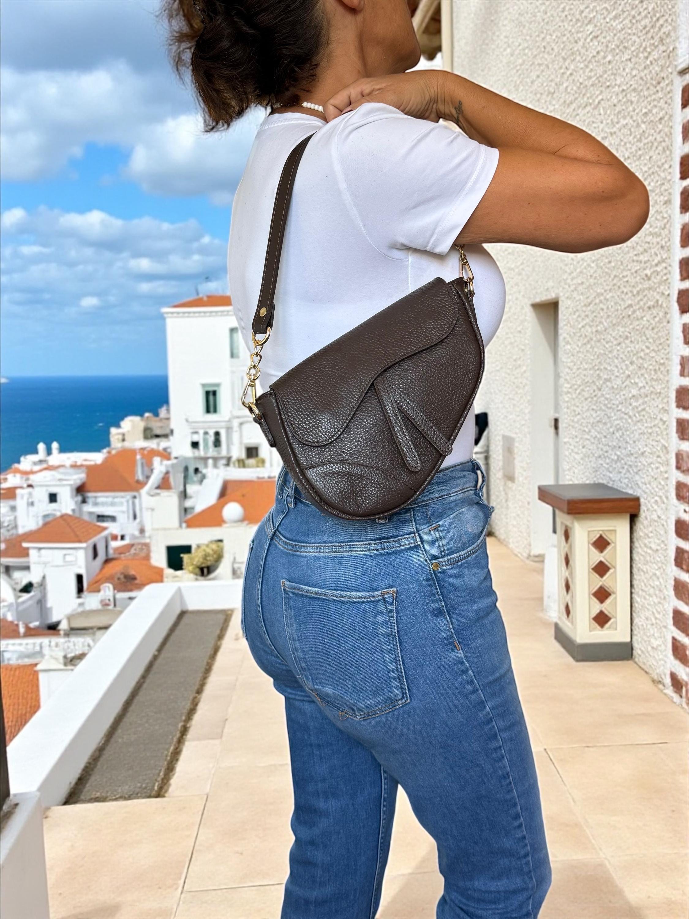 Bolso Saddle con solapa asimétrico de piel granulada