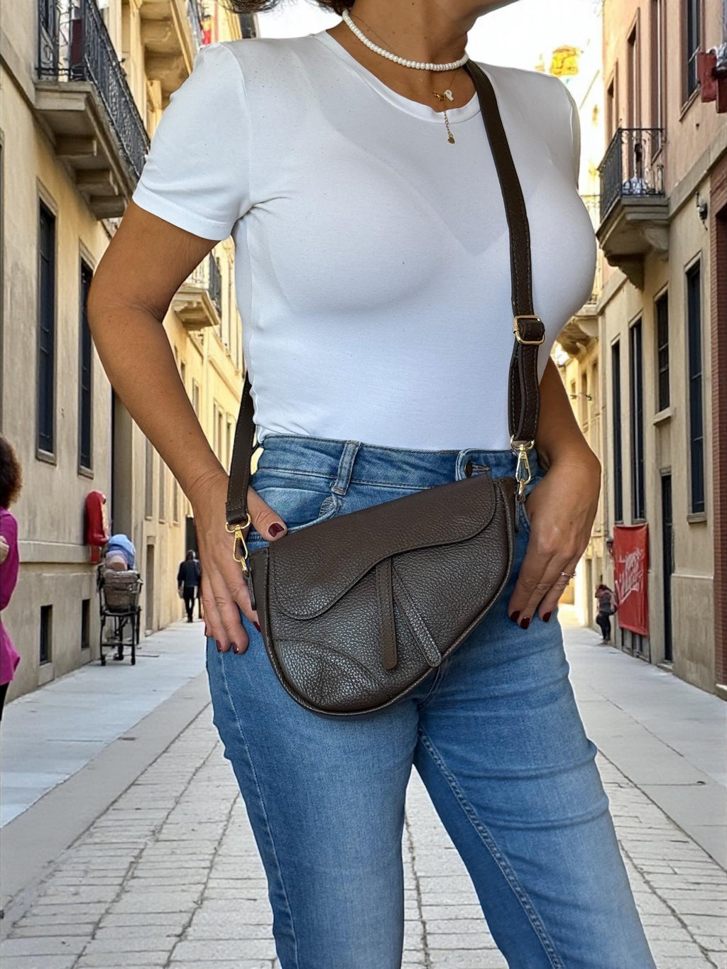 Bolso Saddle con solapa asimétrico de piel granulada