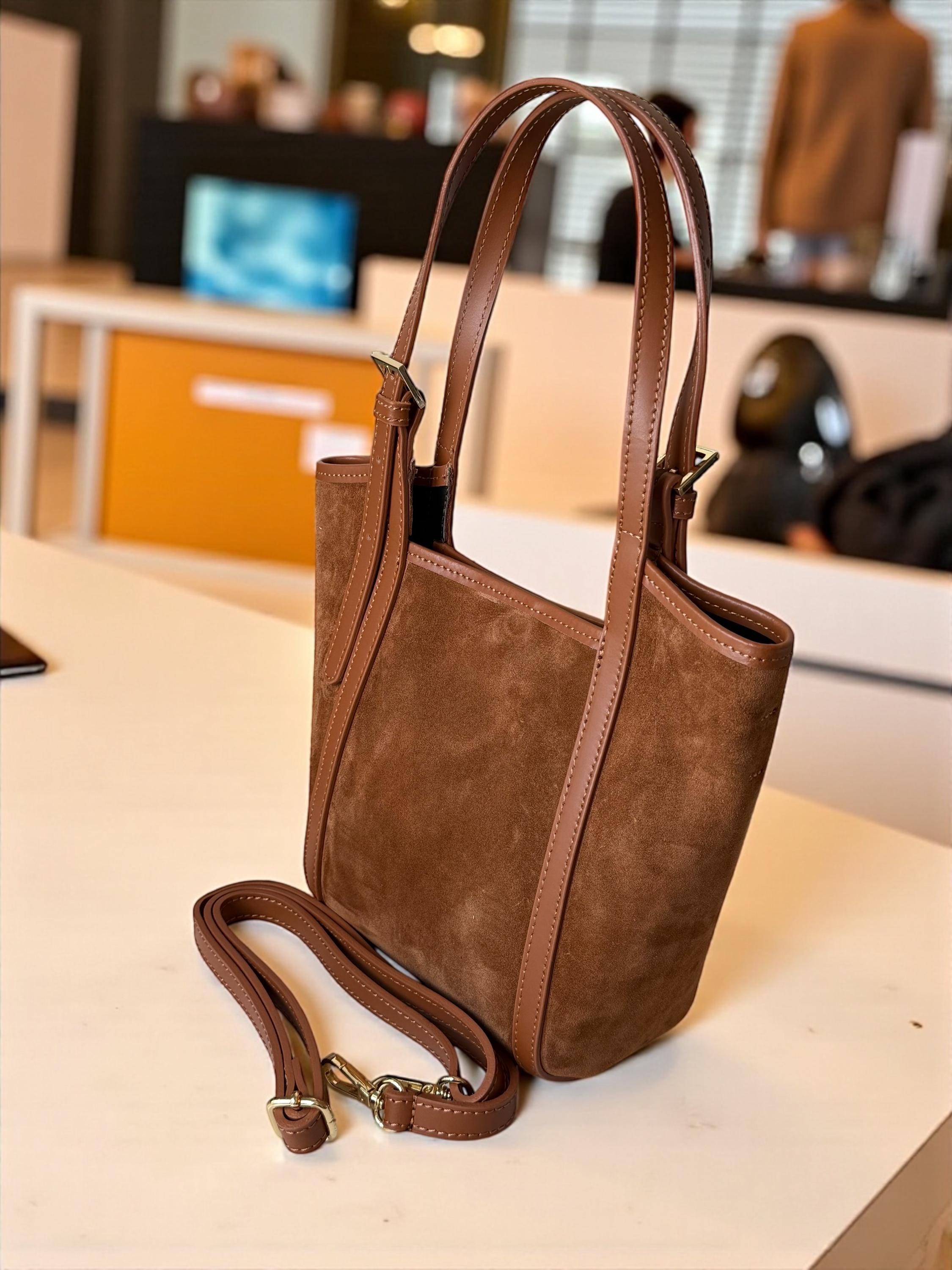 Bolso trapezoidal de ante y piel italiano marrón camel