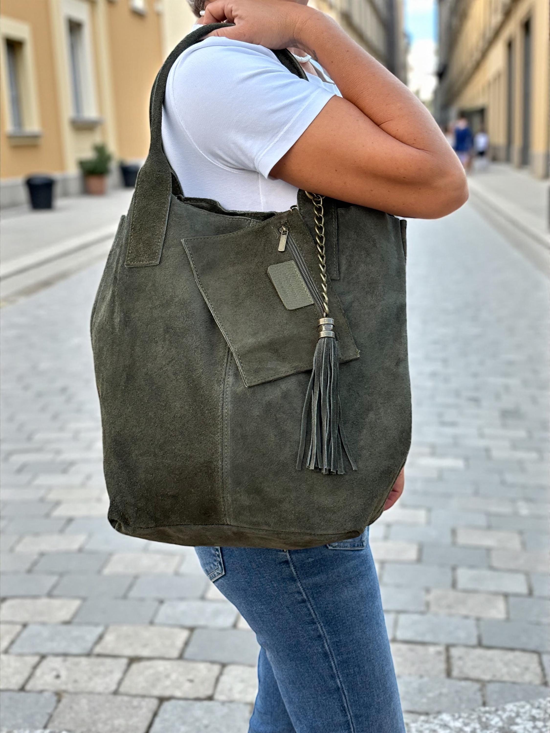 Bolso tote holgado de ante verde oliva con borla y bolsillo interior