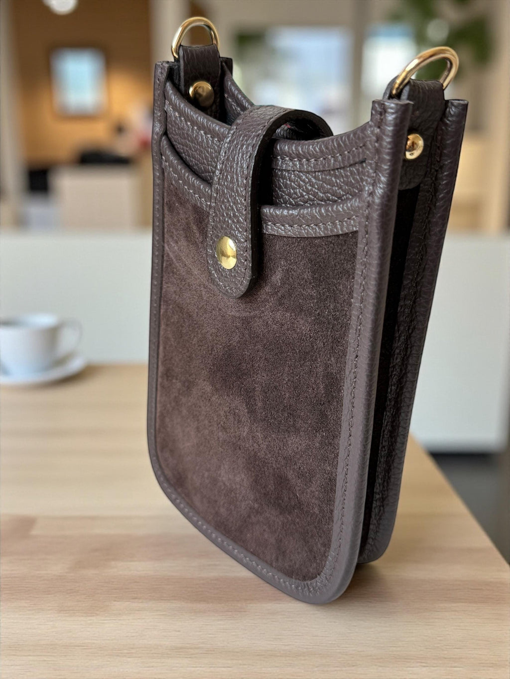 Mini bolso bandolera marrón para teléfono de ante y piel italiana