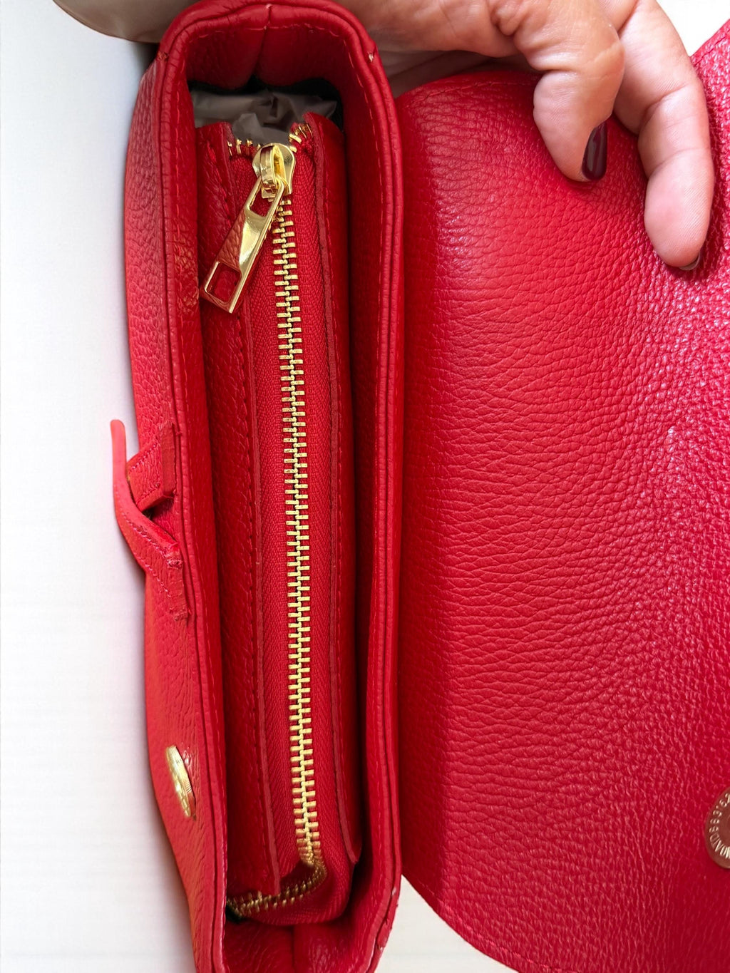 Bolso Saddle Flap asimétrico de piel granulada