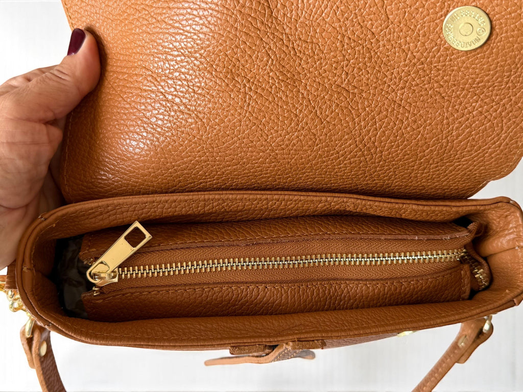 Bolso asimétrico con solapa Saddle de piel de guijarro