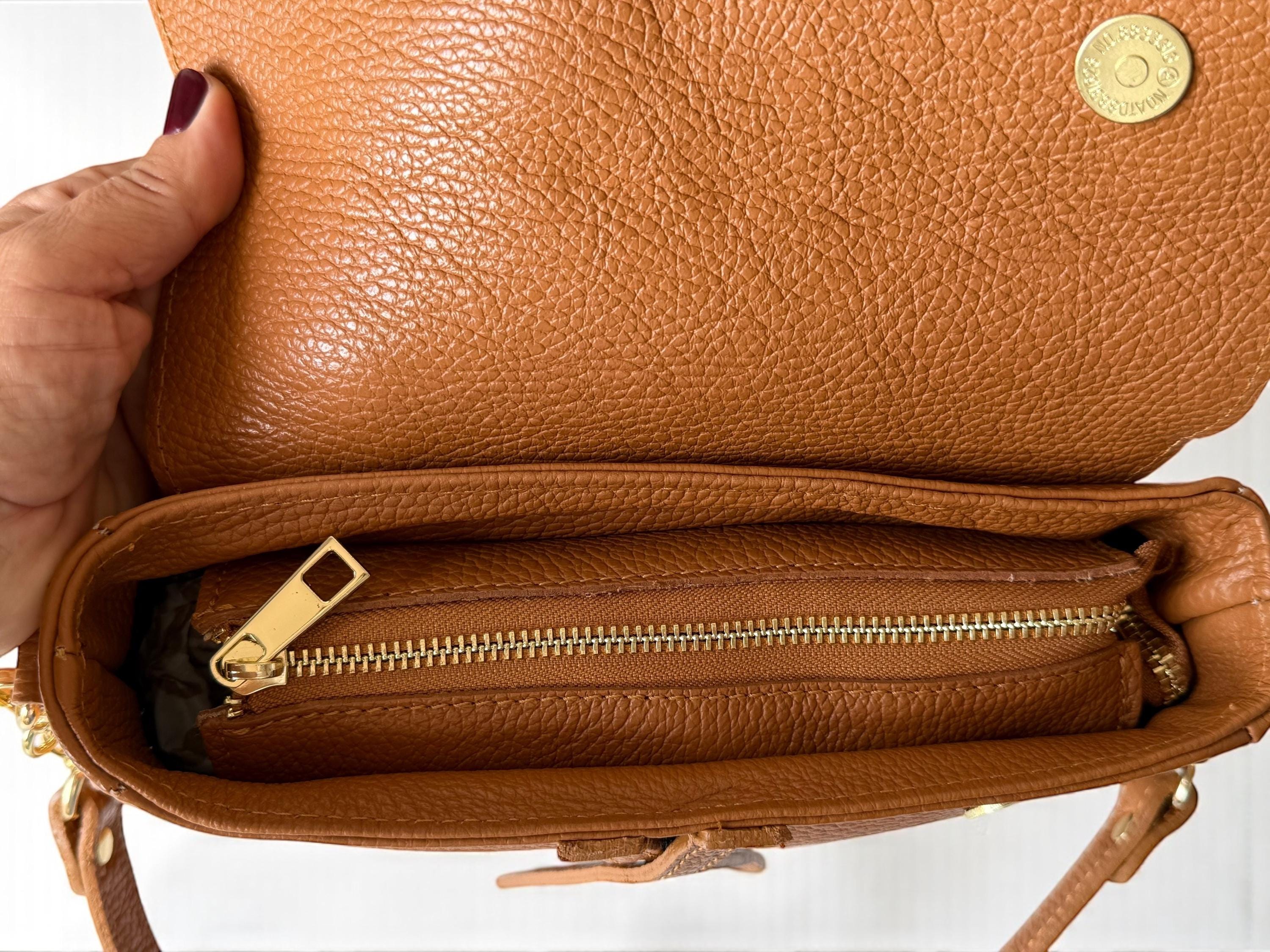 Bolso asimétrico con solapa Saddle de piel de guijarro