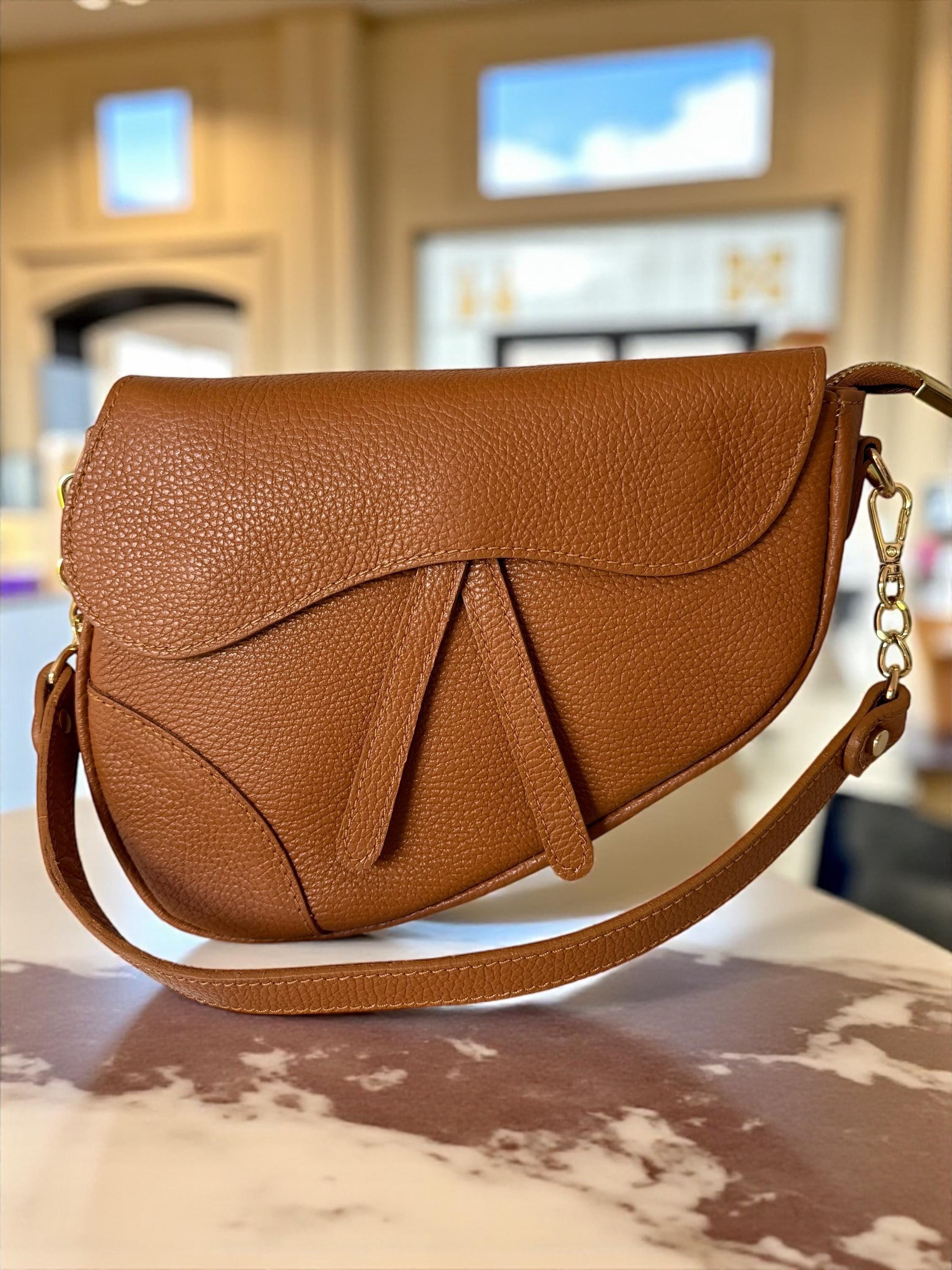 Bolso Saddle Flap asimétrico de piel granulada