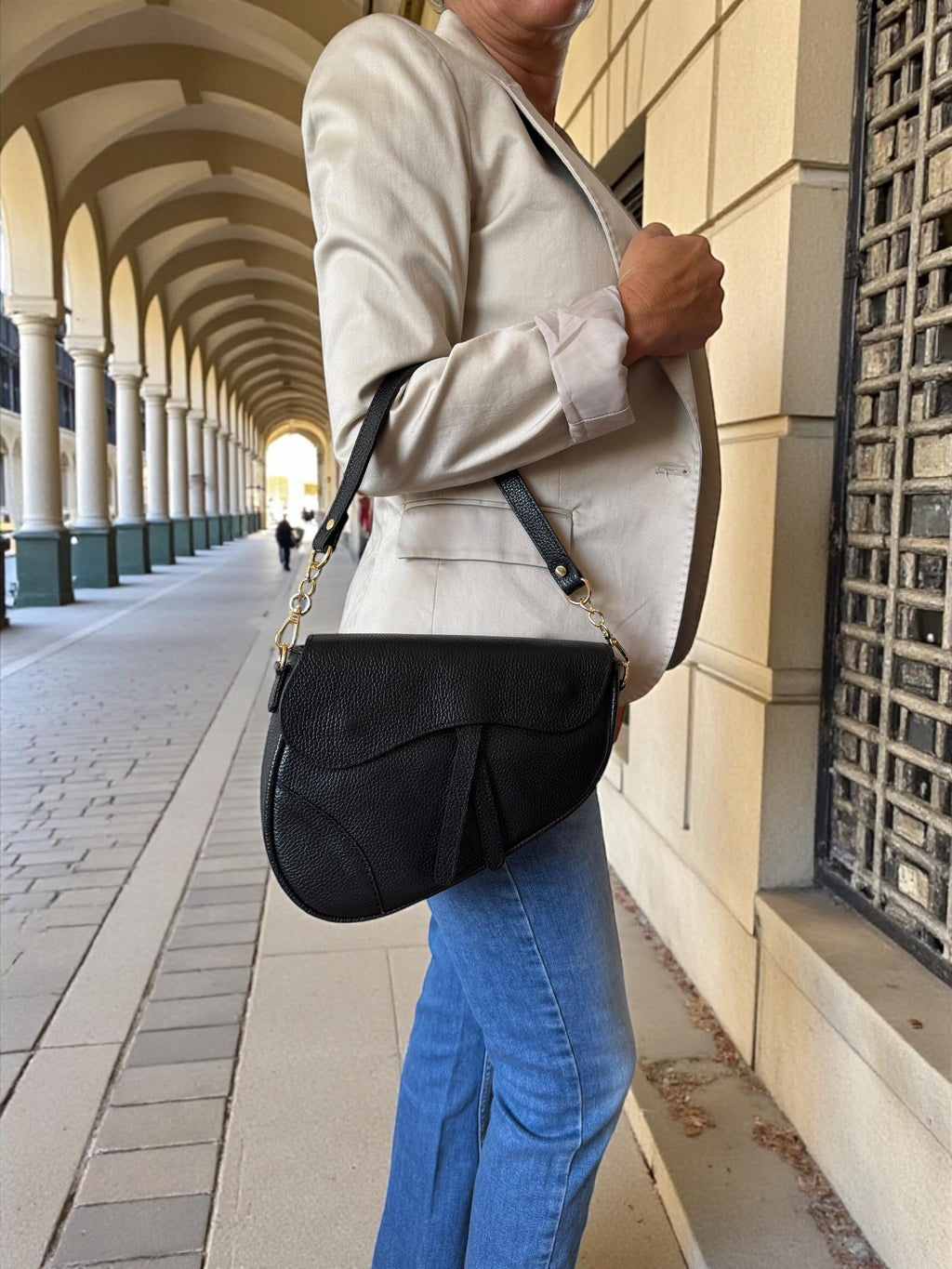 Bolso Saddle con solapa asimétrico de piel granulada