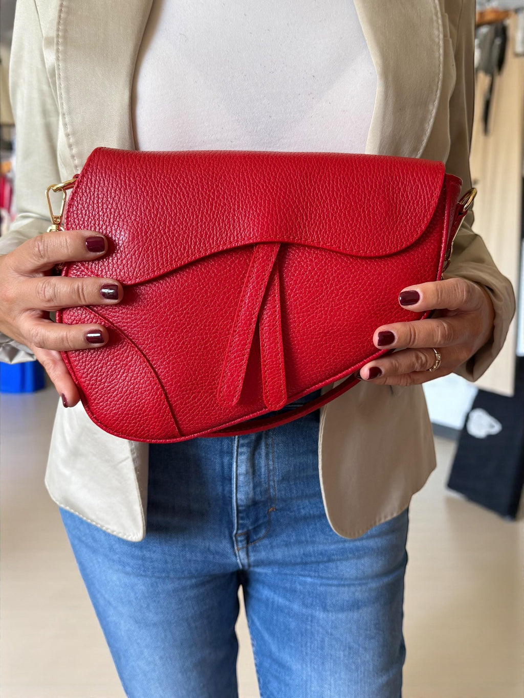 Bolso asimétrico con solapa Saddle de piel de guijarro