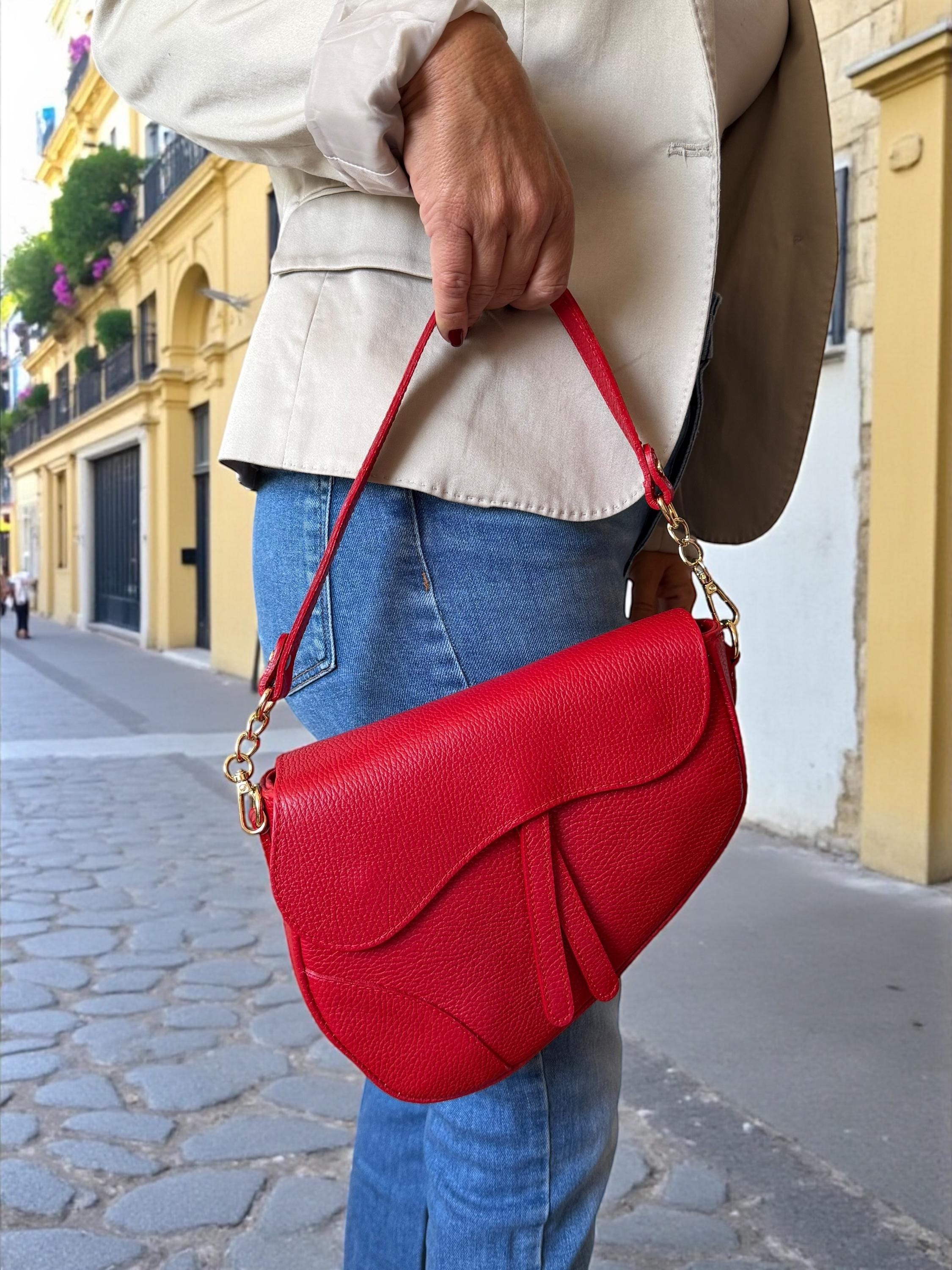 Bolso Saddle con solapa asimétrico de piel granulada