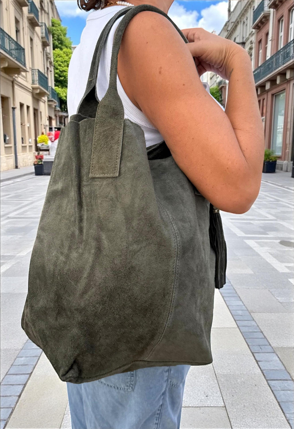 Bolso shopper marrón de ante con borla