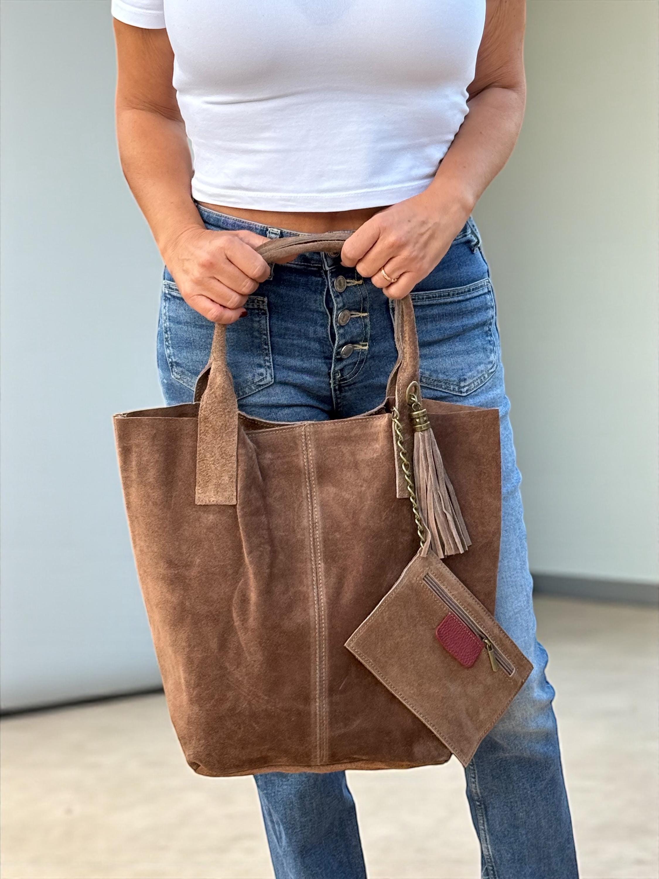 Bolso shopper marrón de ante con borla