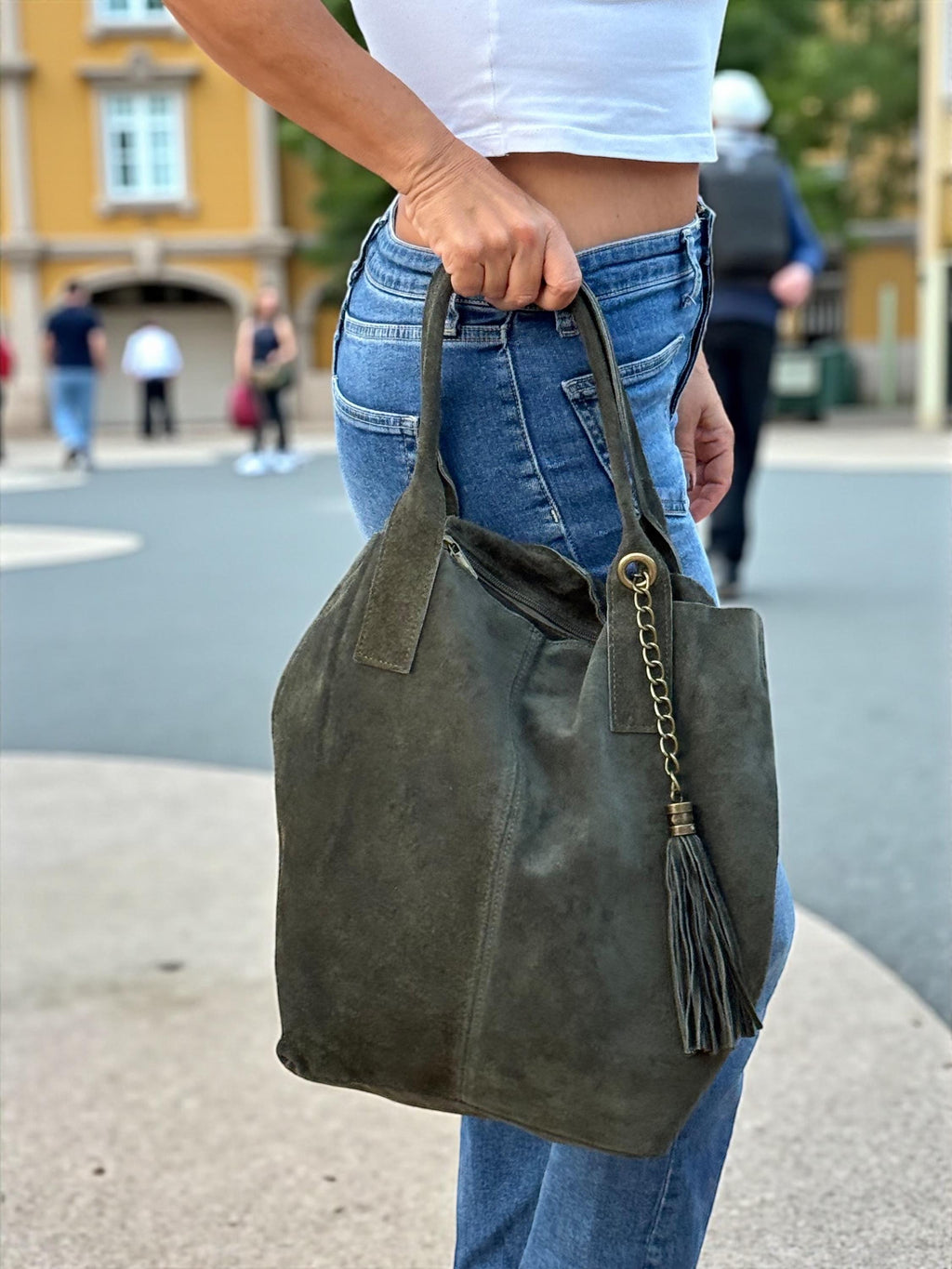 Bolso shopper marrón de ante con borla