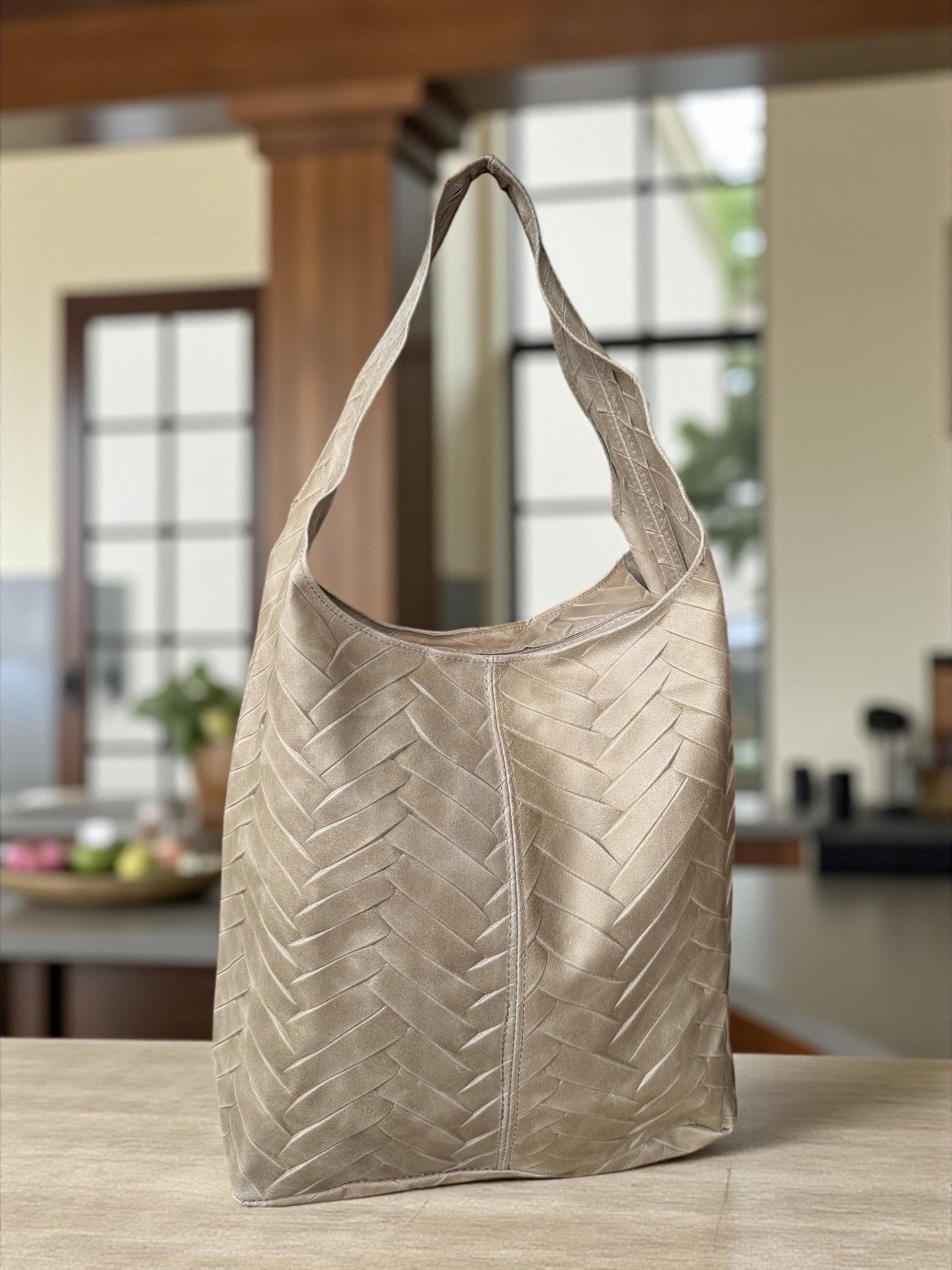 bolso hobo beige de piel auténtica con acolchado en espiga