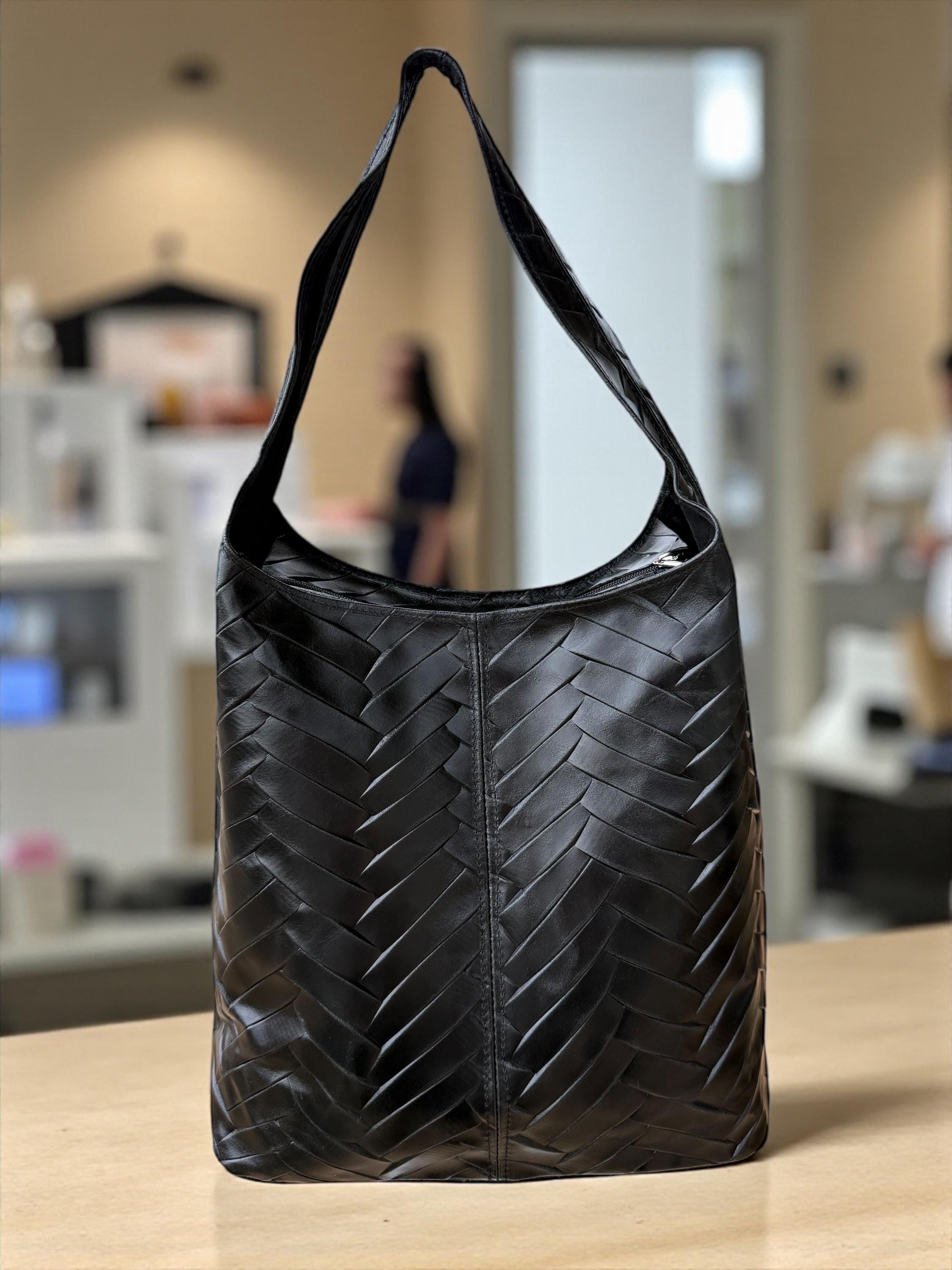 bolso hobo beige de piel auténtica con acolchado en espiga