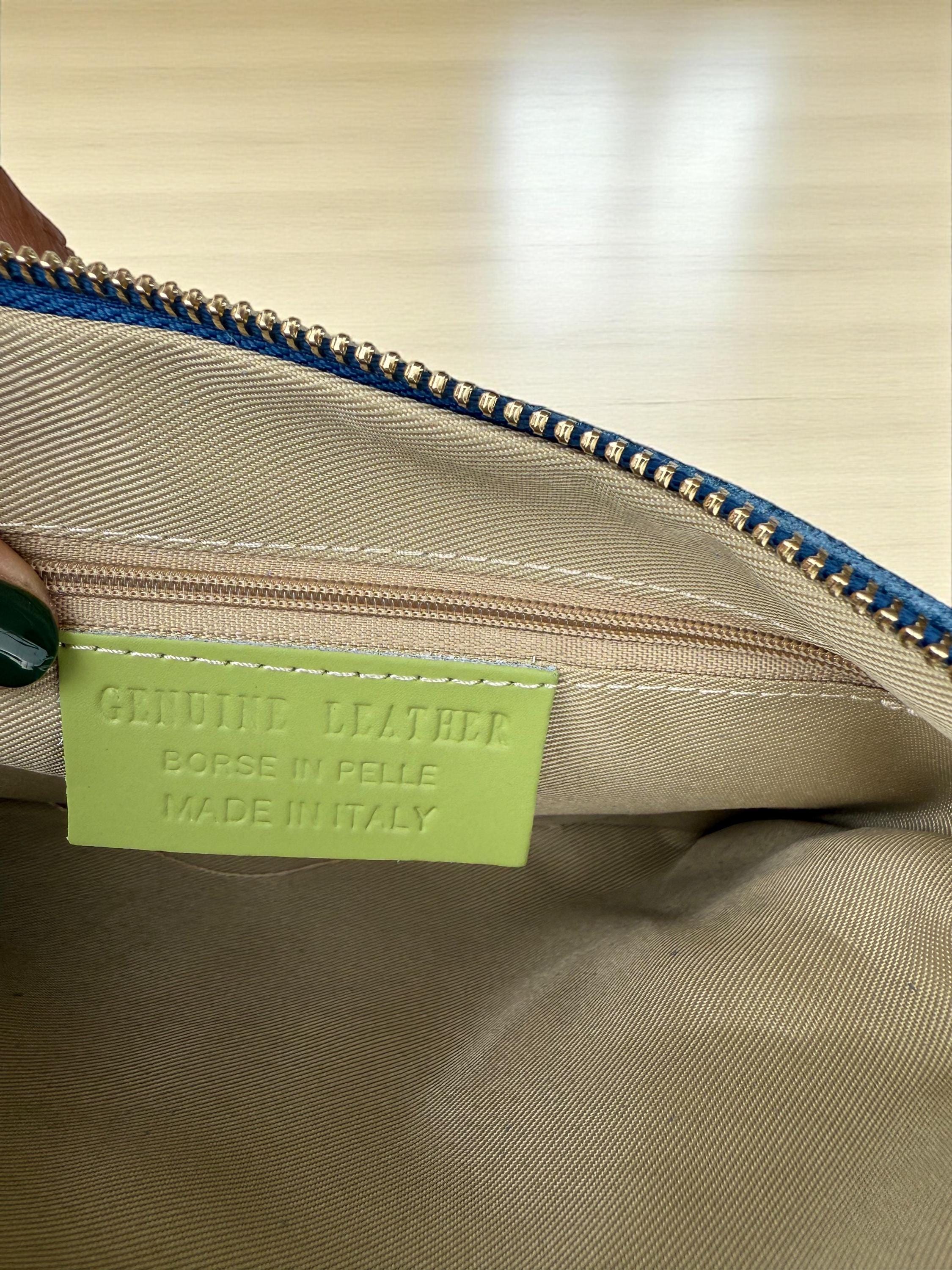 Bolso de mano azul con ribete de tachuelas y cuero repujado