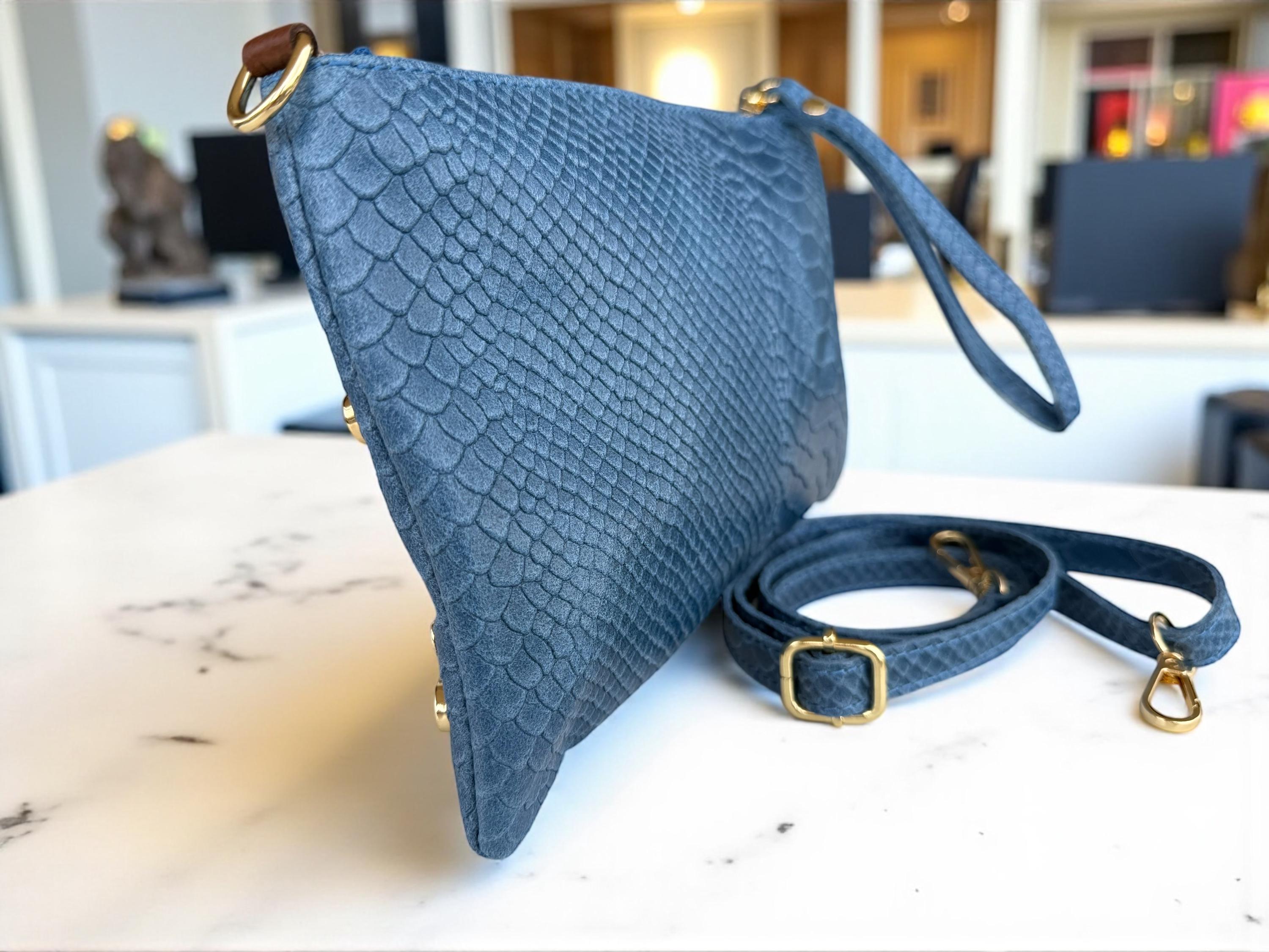 Bolso de mano azul con ribete de tachuelas y cuero repujado