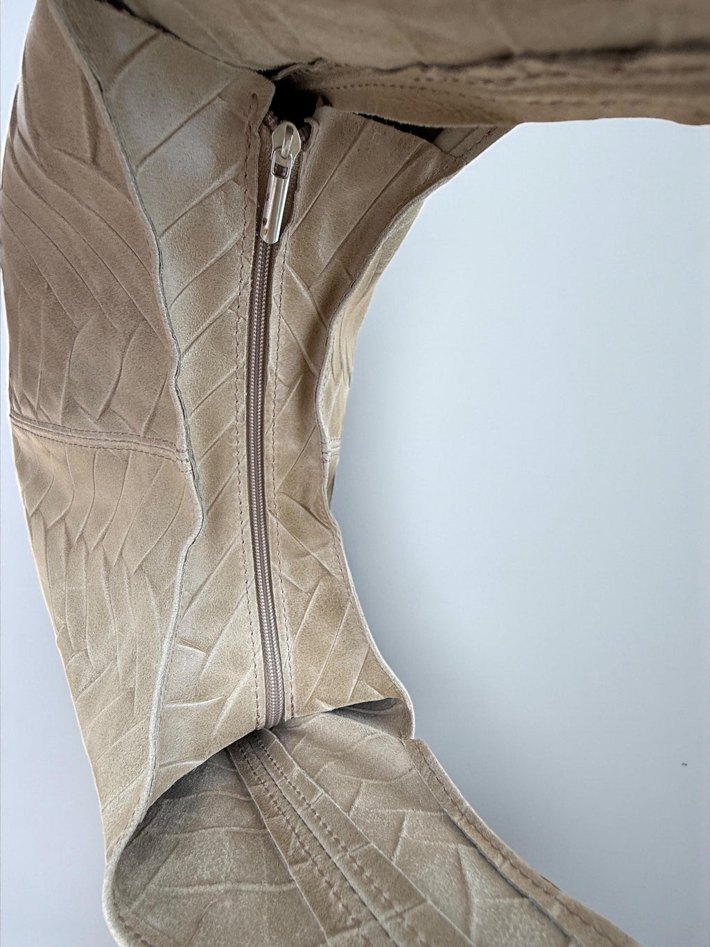 bolso hobo beige de piel auténtica con acolchado en espiga