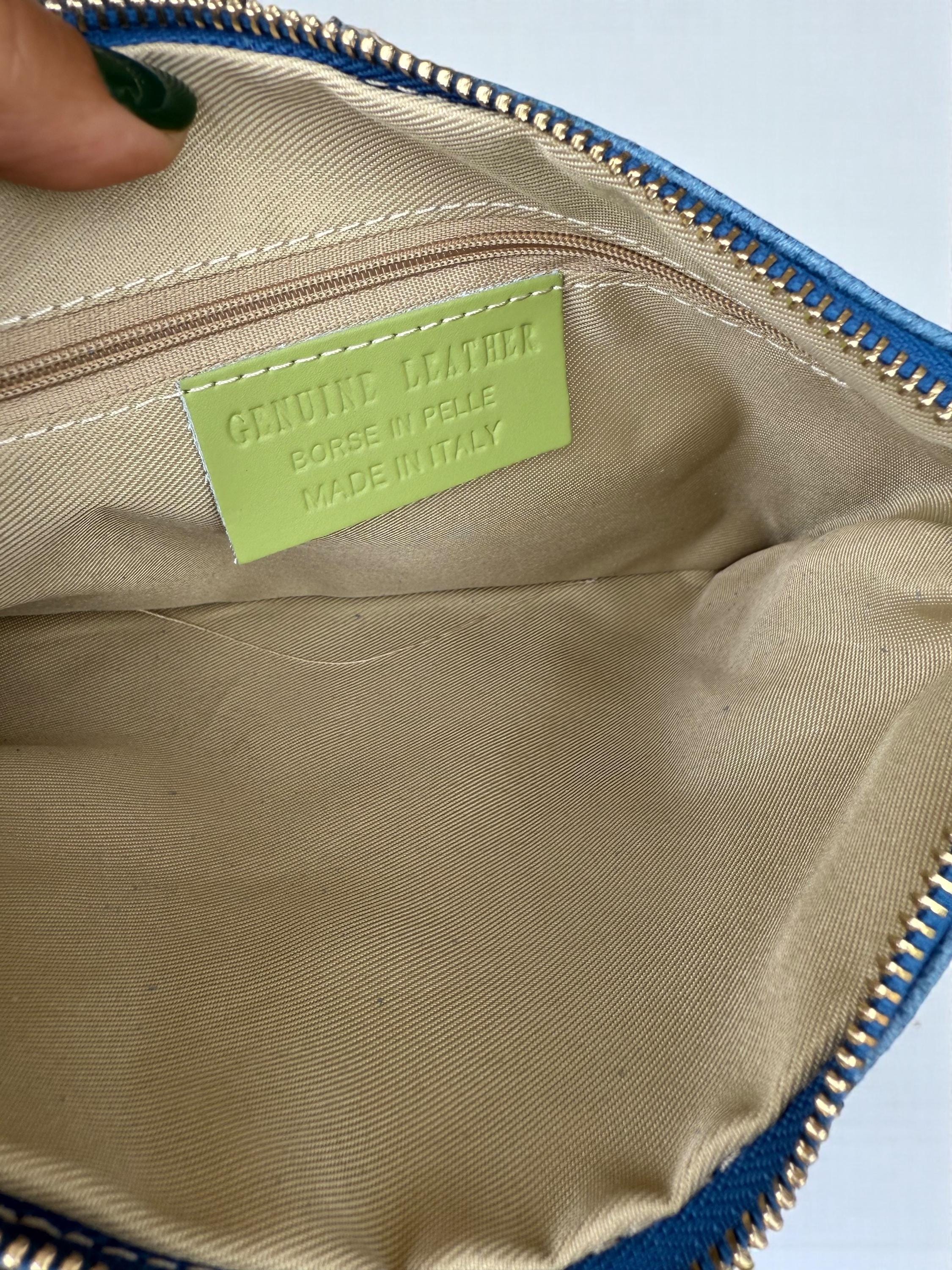 Bolso de mano azul con ribete de tachuelas y cuero repujado