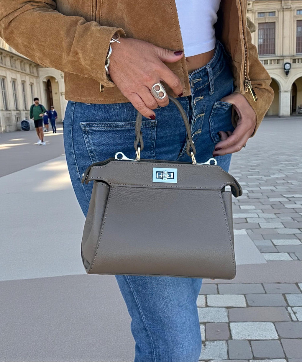 Bolso de piel granulada estilo clásico color toupe