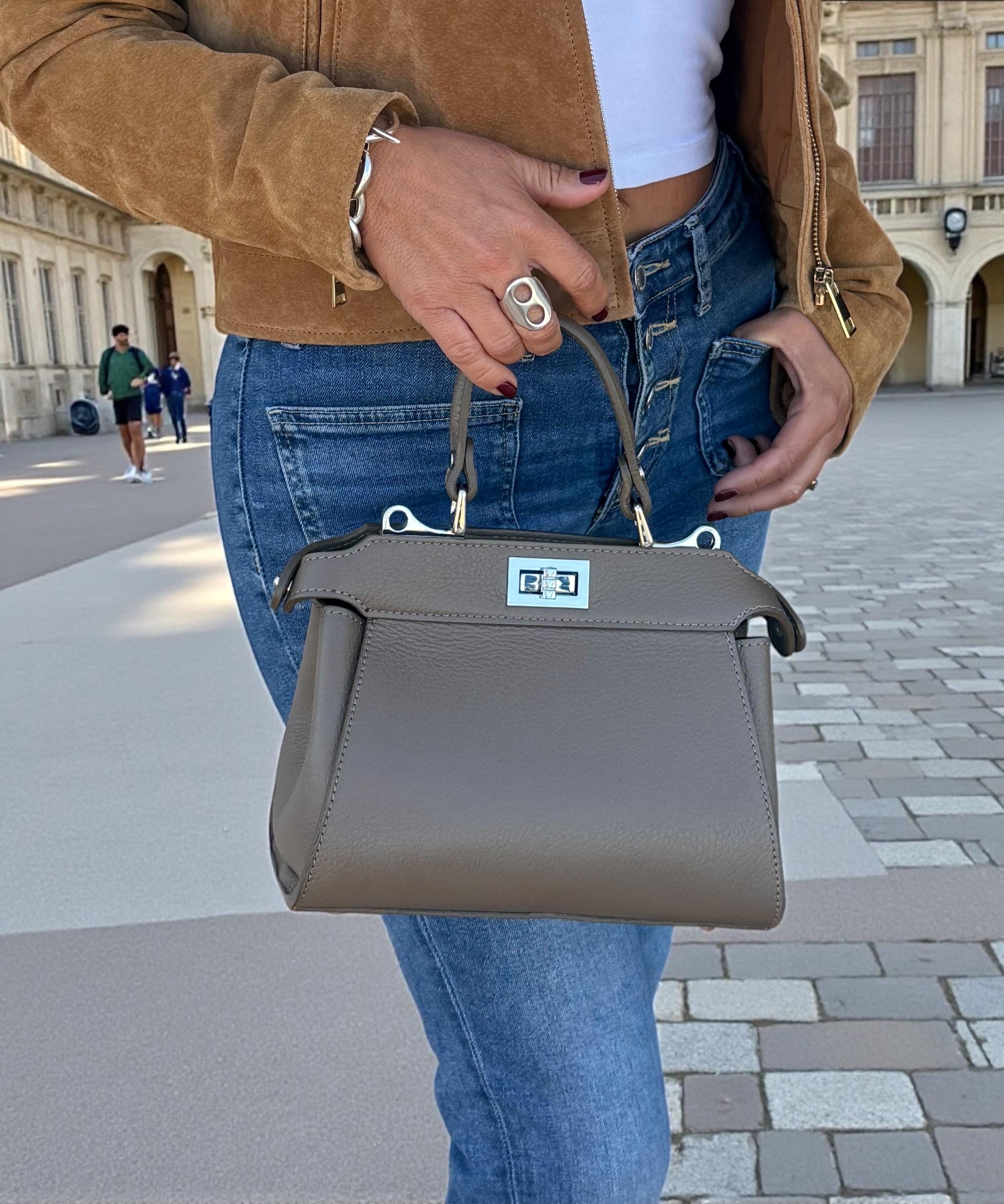 Bolso de piel granulada estilo clásico color toupe