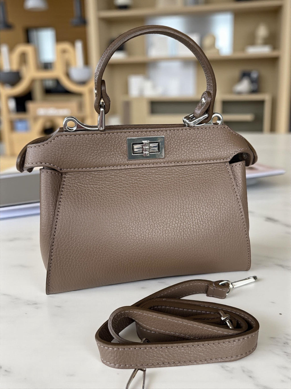 Bolso de piel granulada estilo clásico color toupe