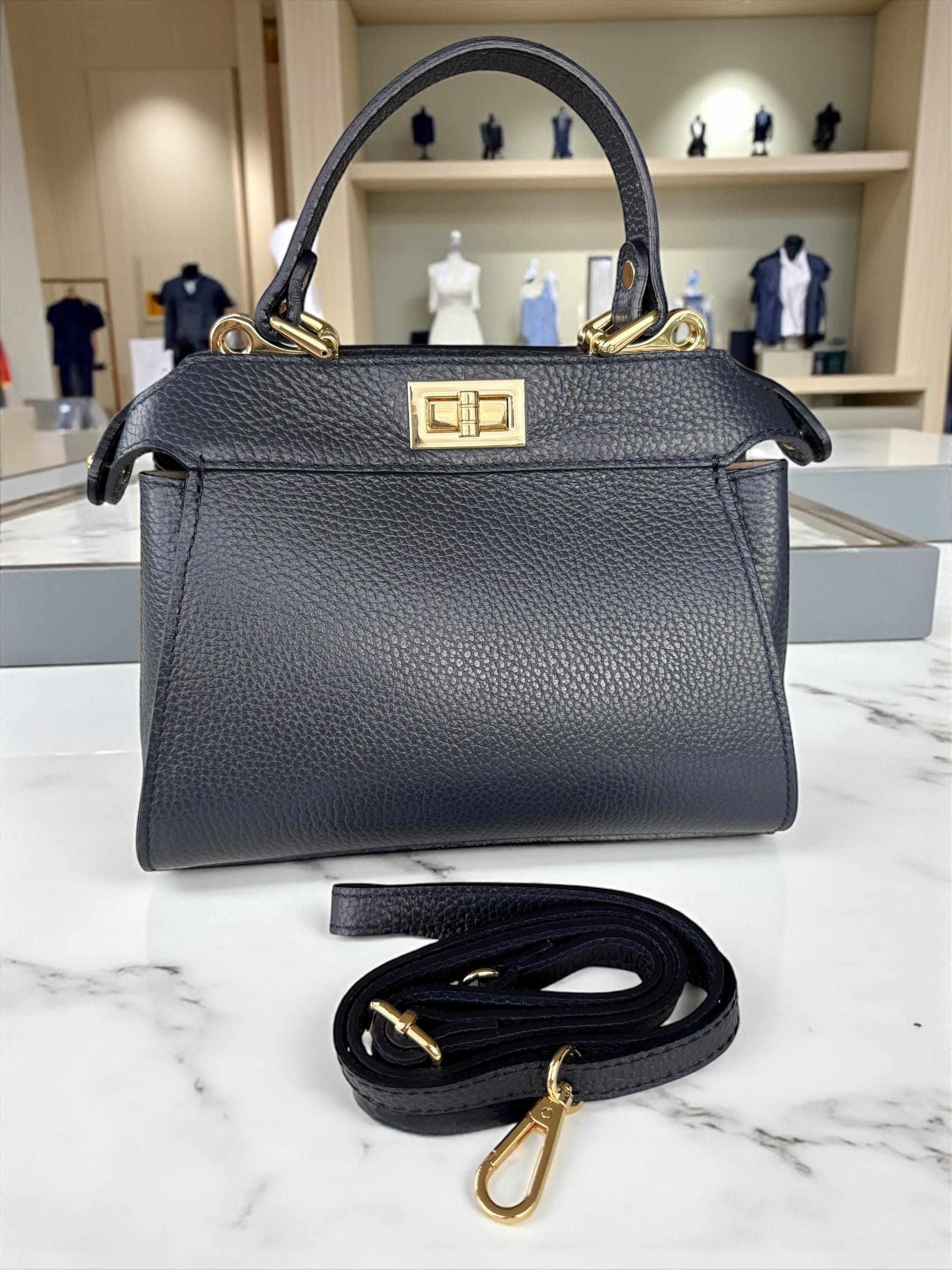 Bolso de piel granulada estilo clásico color toupe