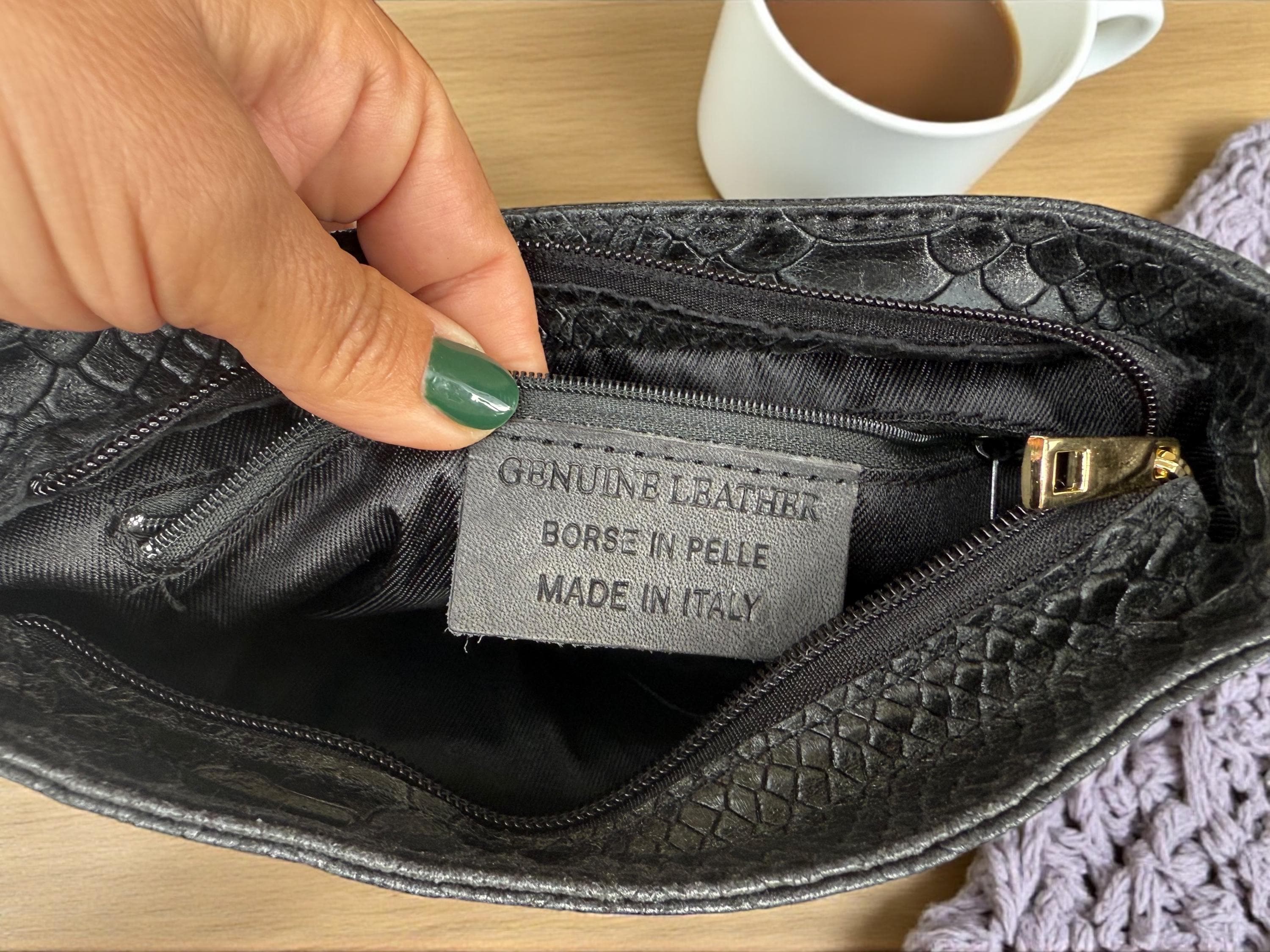 Bolso bandolera mini negro de piel auténtica repujada