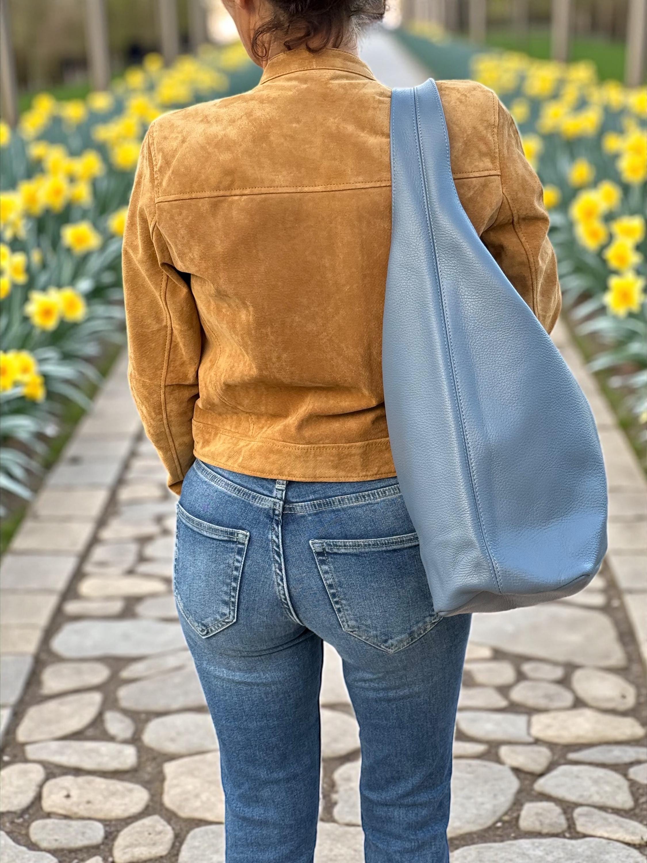 Bolso hobo grande de piel auténtica granulada azul