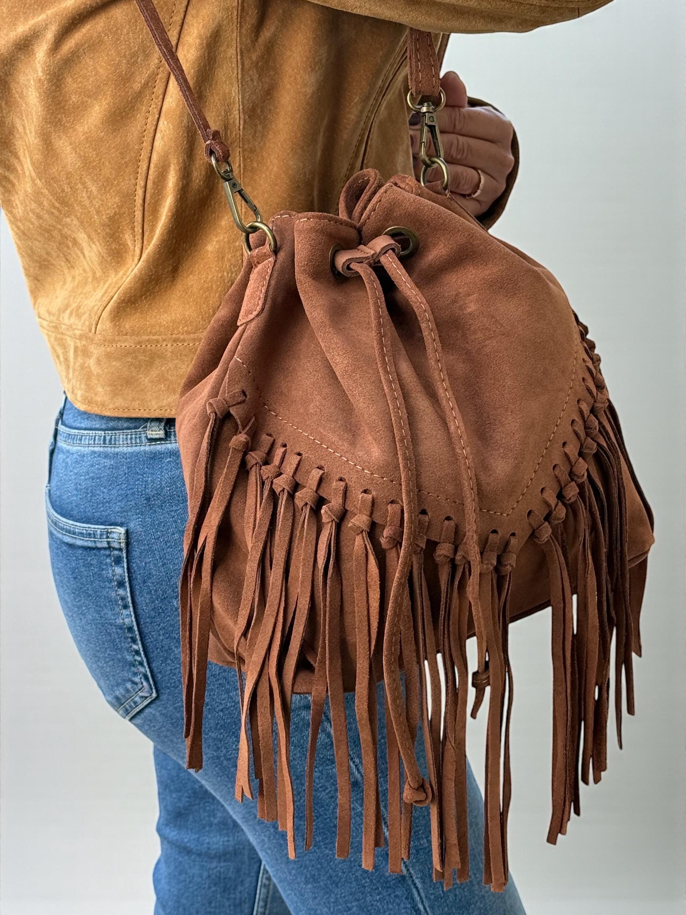 Bolso tipo cubo boho de ante color camel con flecos