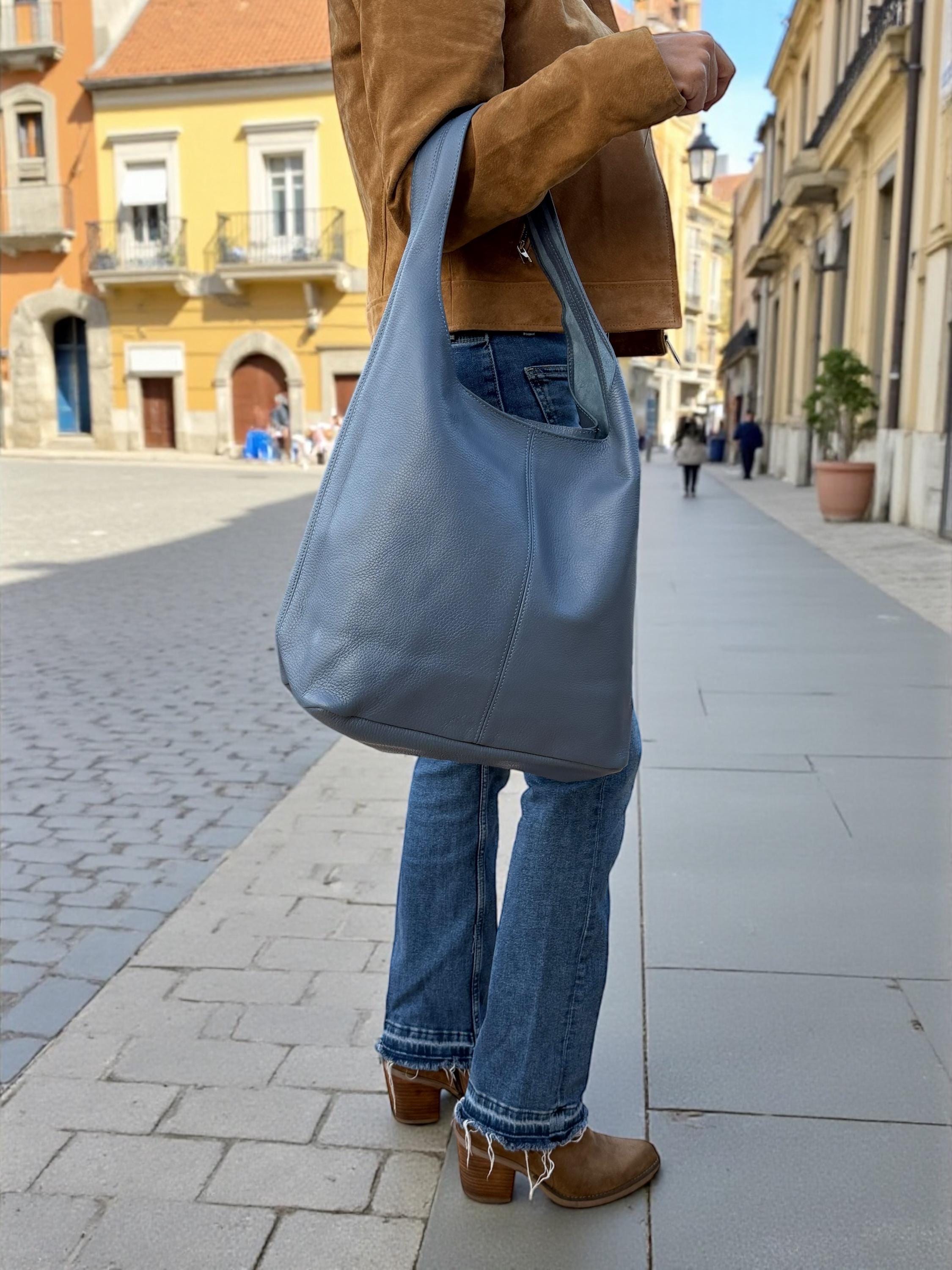 Bolso hobo grande de piel auténtica granulada azul