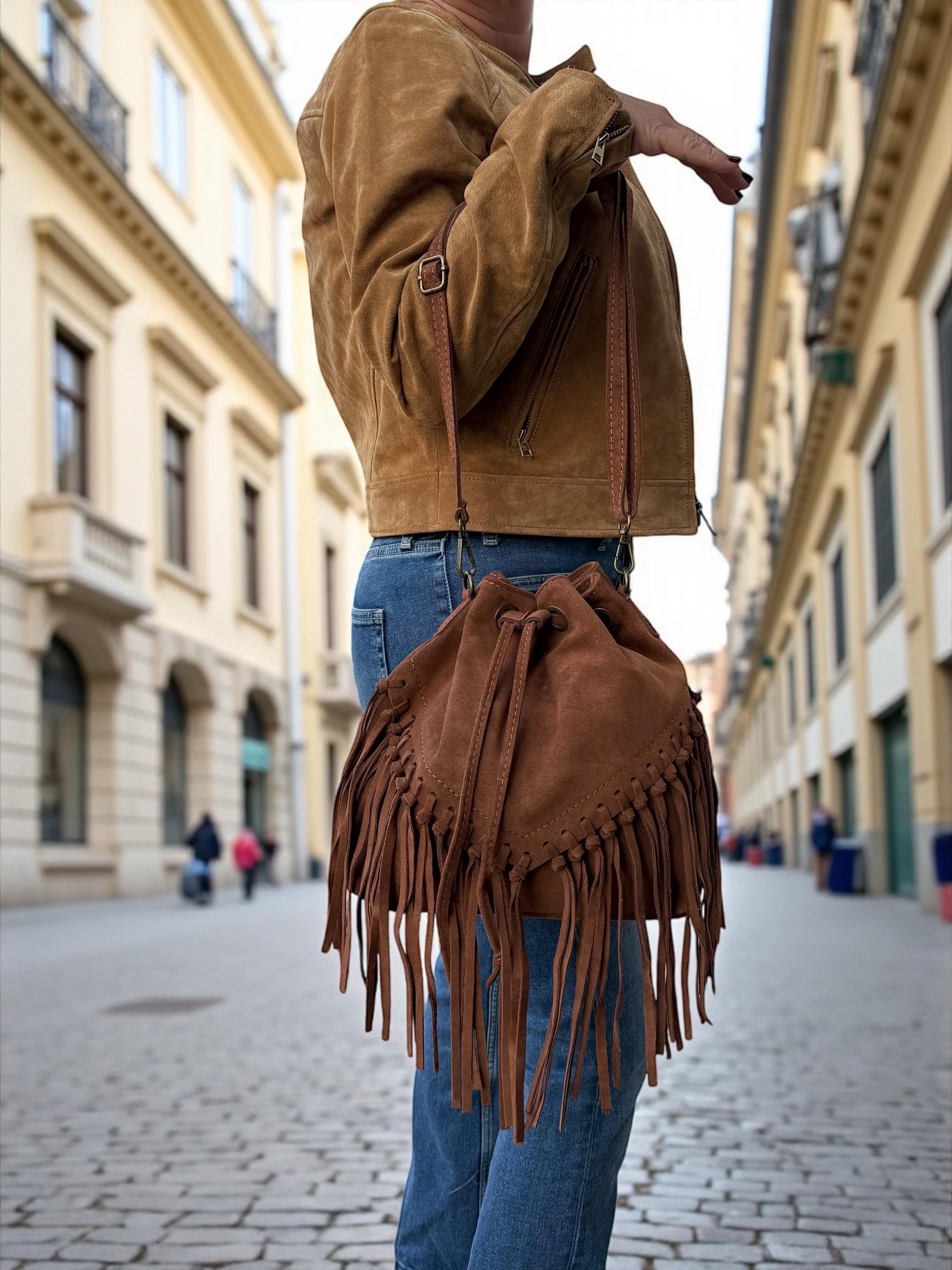 Bolso tipo cubo boho de ante color camel con flecos