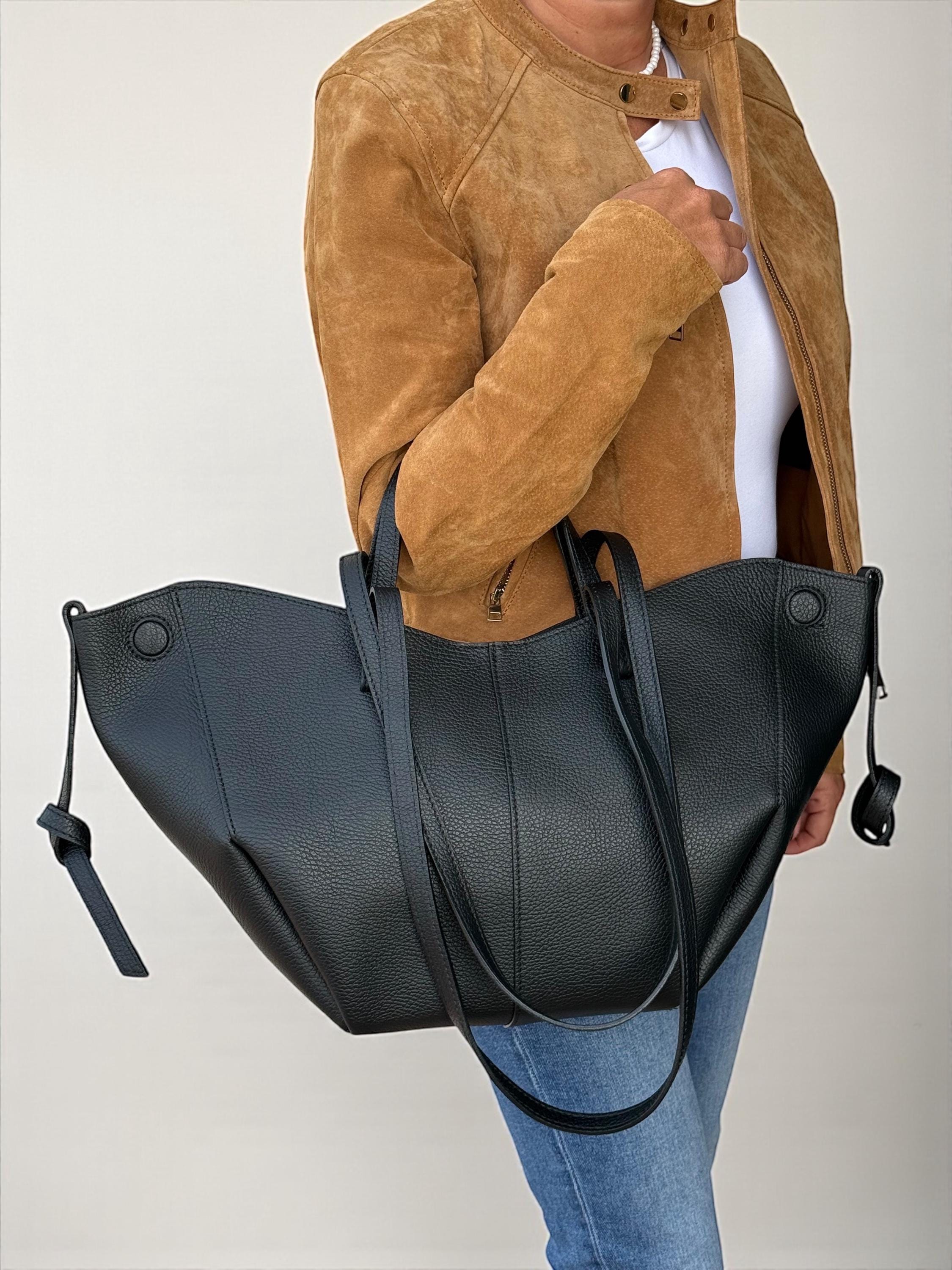 Bolso de compras trapezoidal convertible de piel granulada de gran tamaño