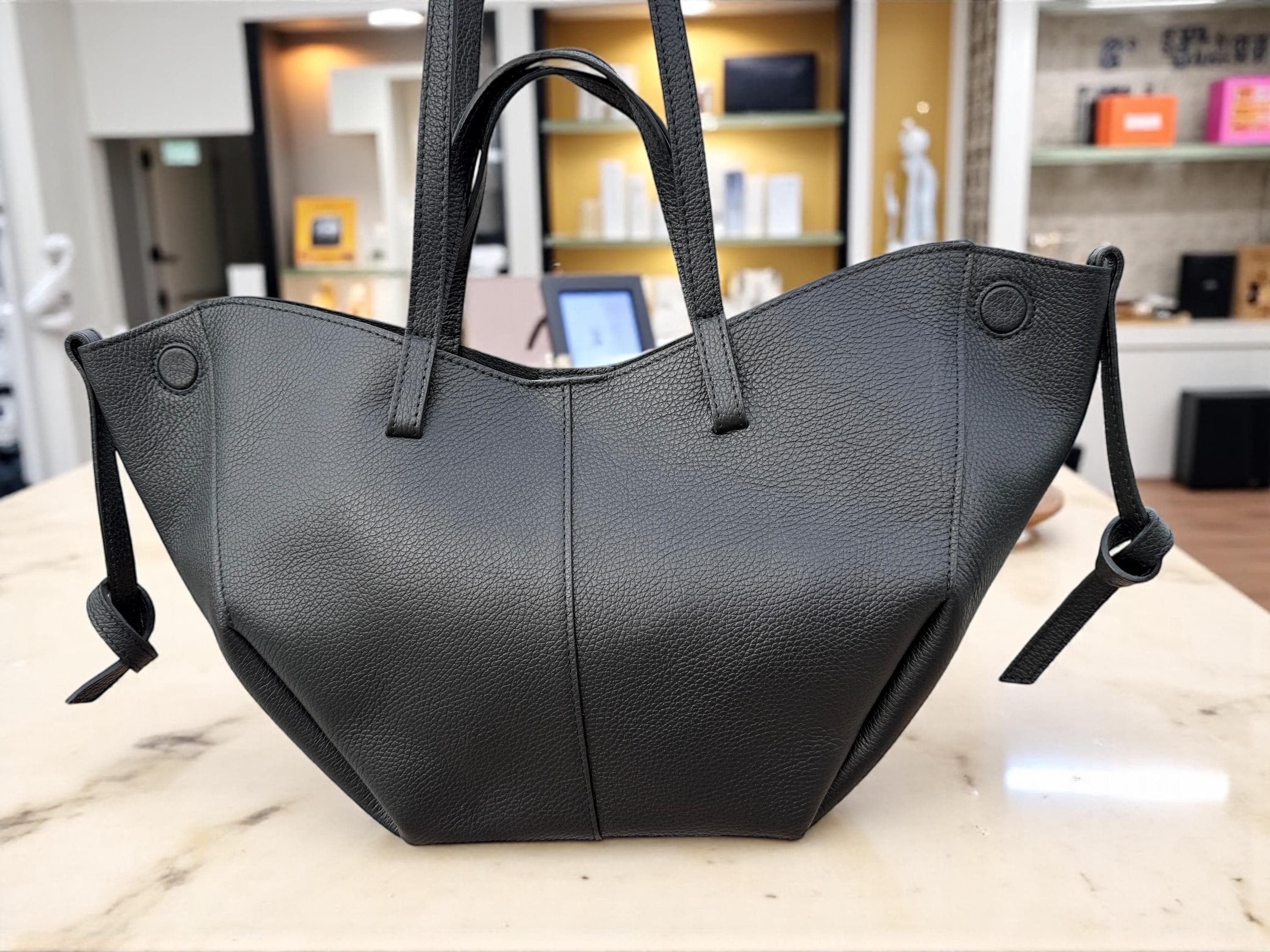 Bolso de compras trapezoidal convertible de piel granulada de gran tamaño