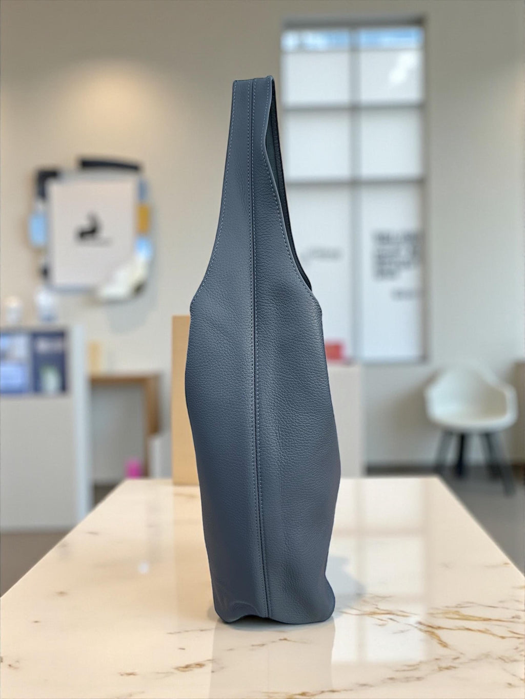 Bolso hobo grande de piel auténtica granulada azul