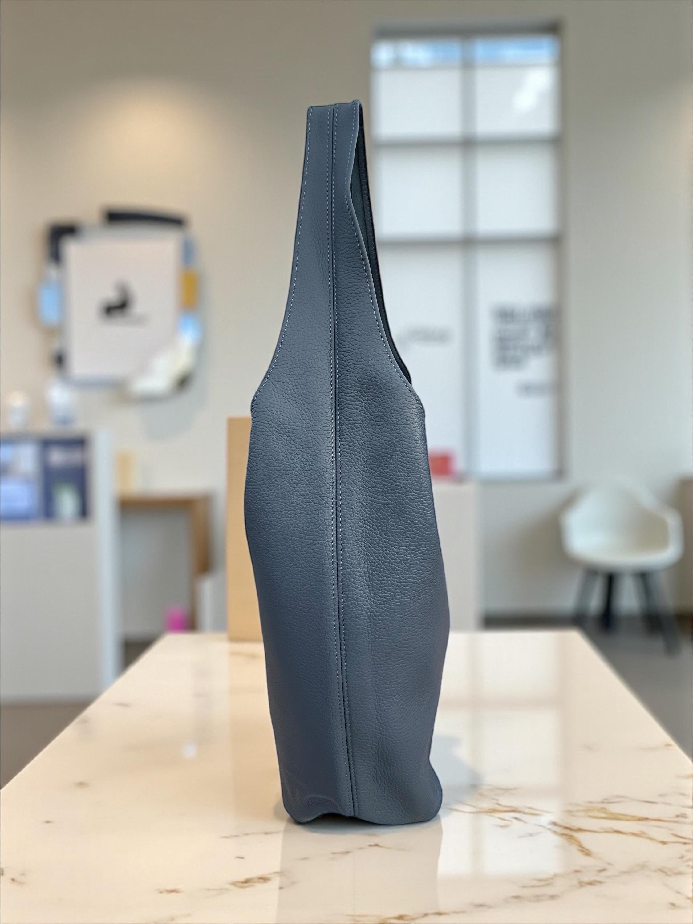 Bolso hobo grande de piel auténtica granulada azul