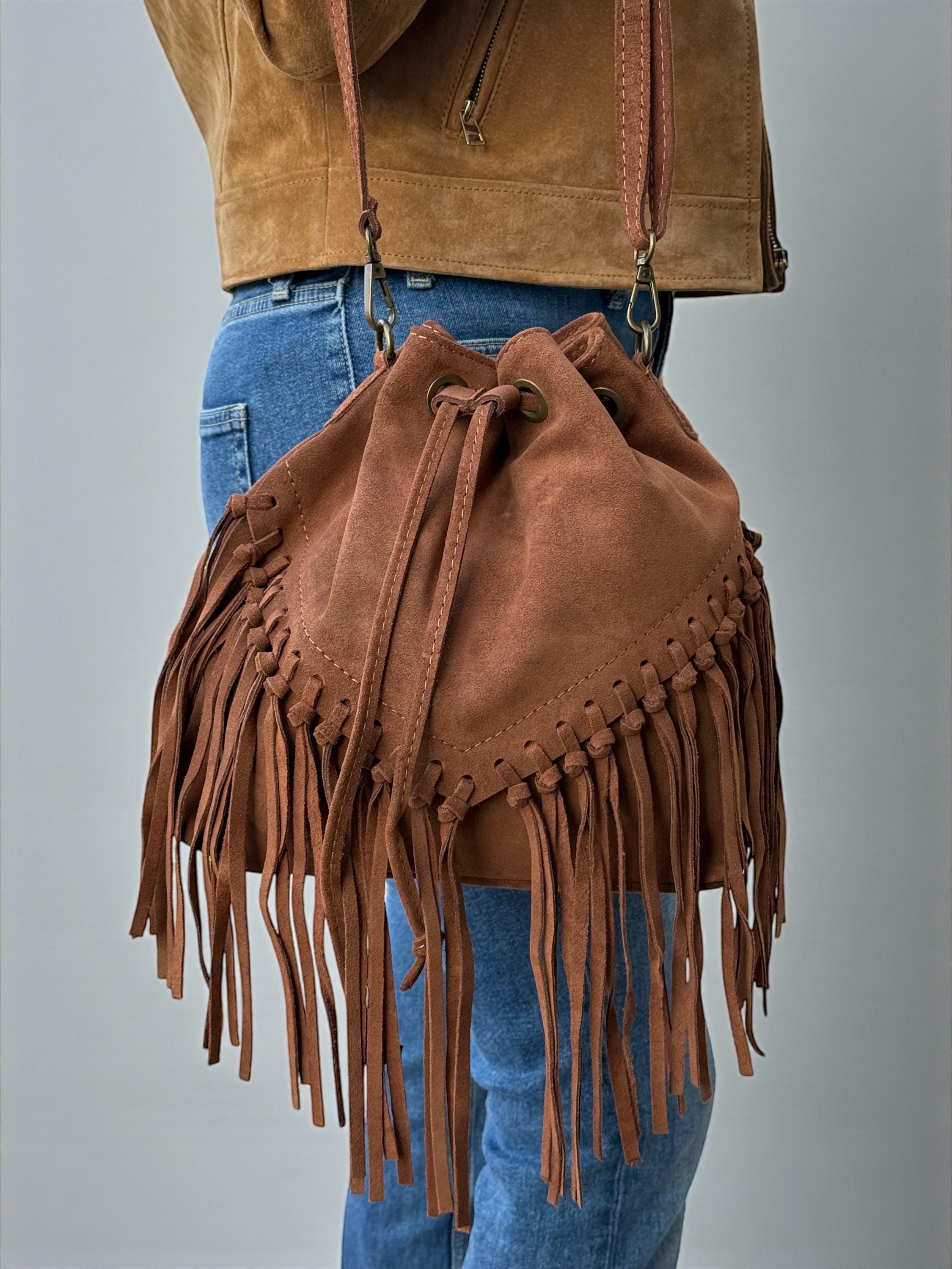 Bolso tipo cubo boho de ante color camel con flecos