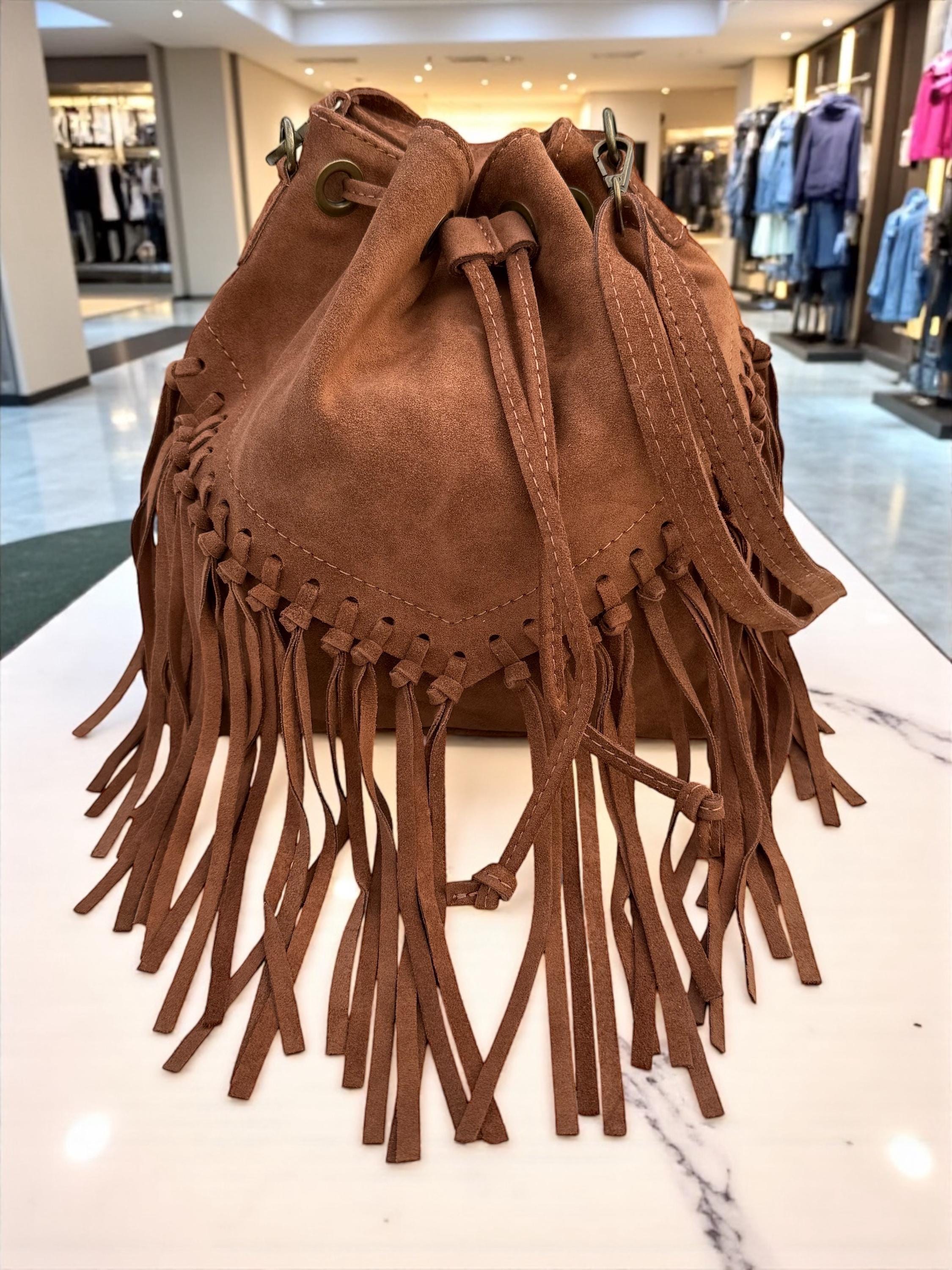 Bolso tipo cubo boho de ante color camel con flecos