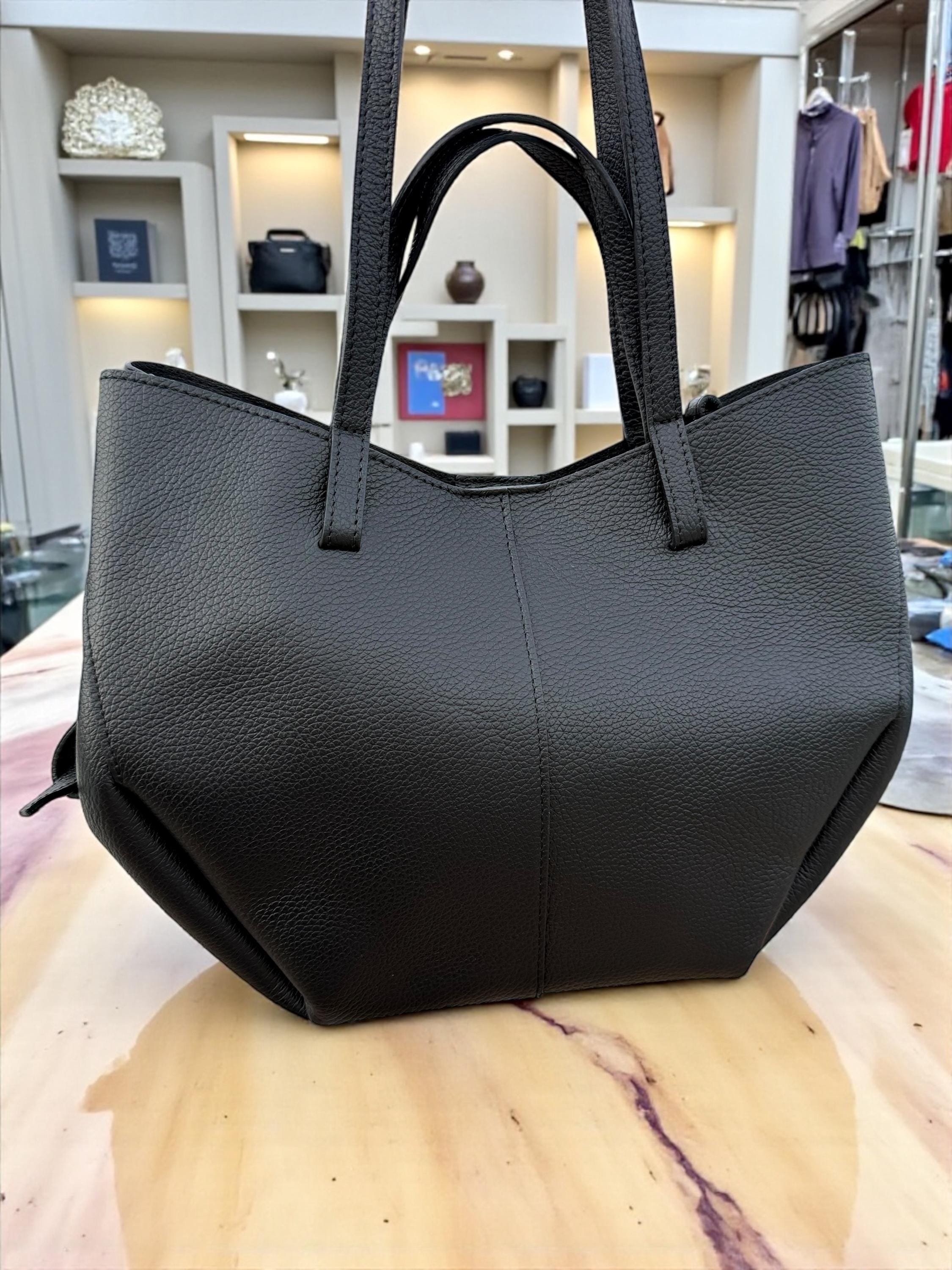 Bolso de compras trapezoidal convertible de piel granulada de gran tamaño