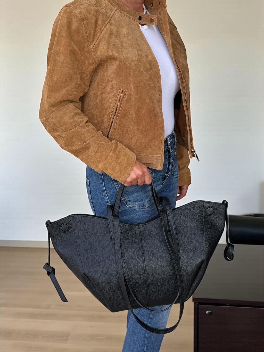 Bolso de compras trapezoidal convertible de piel granulada de gran tamaño