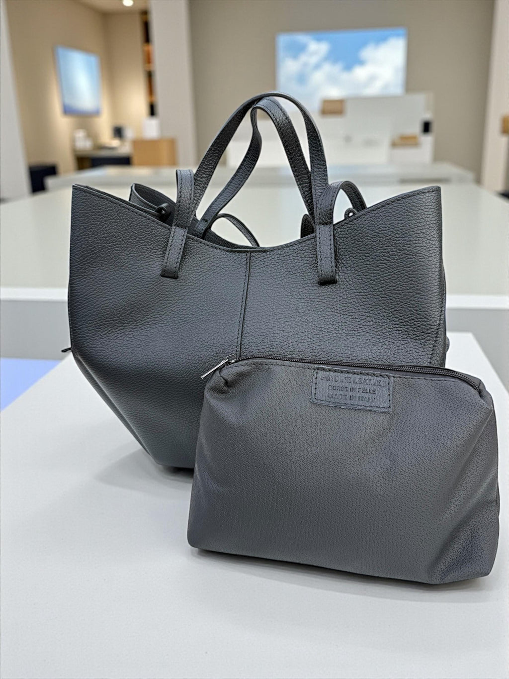 Bolso de compras trapezoidal convertible de piel granulada de gran tamaño