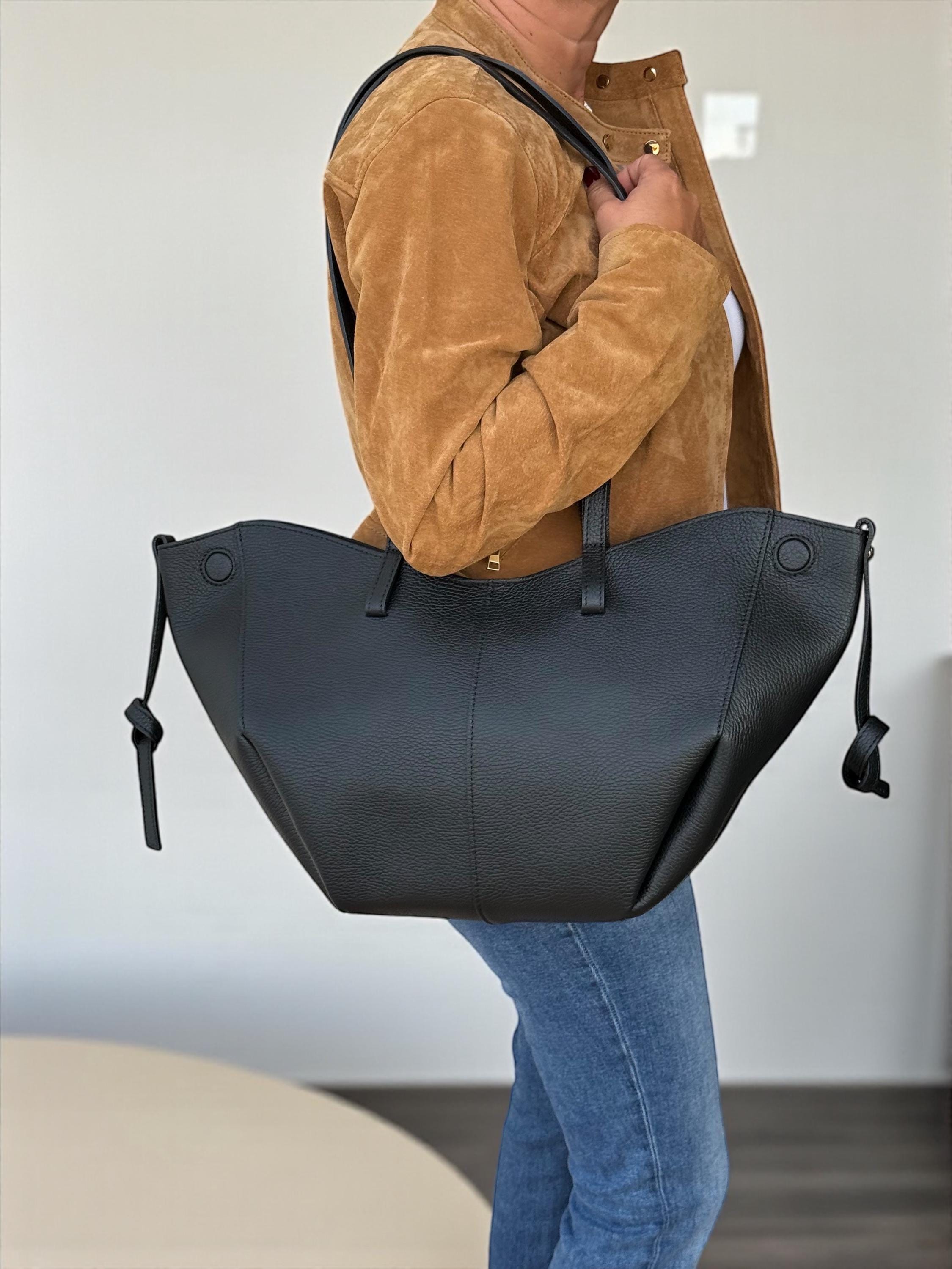 Bolso de compras trapezoidal convertible de piel granulada de gran tamaño