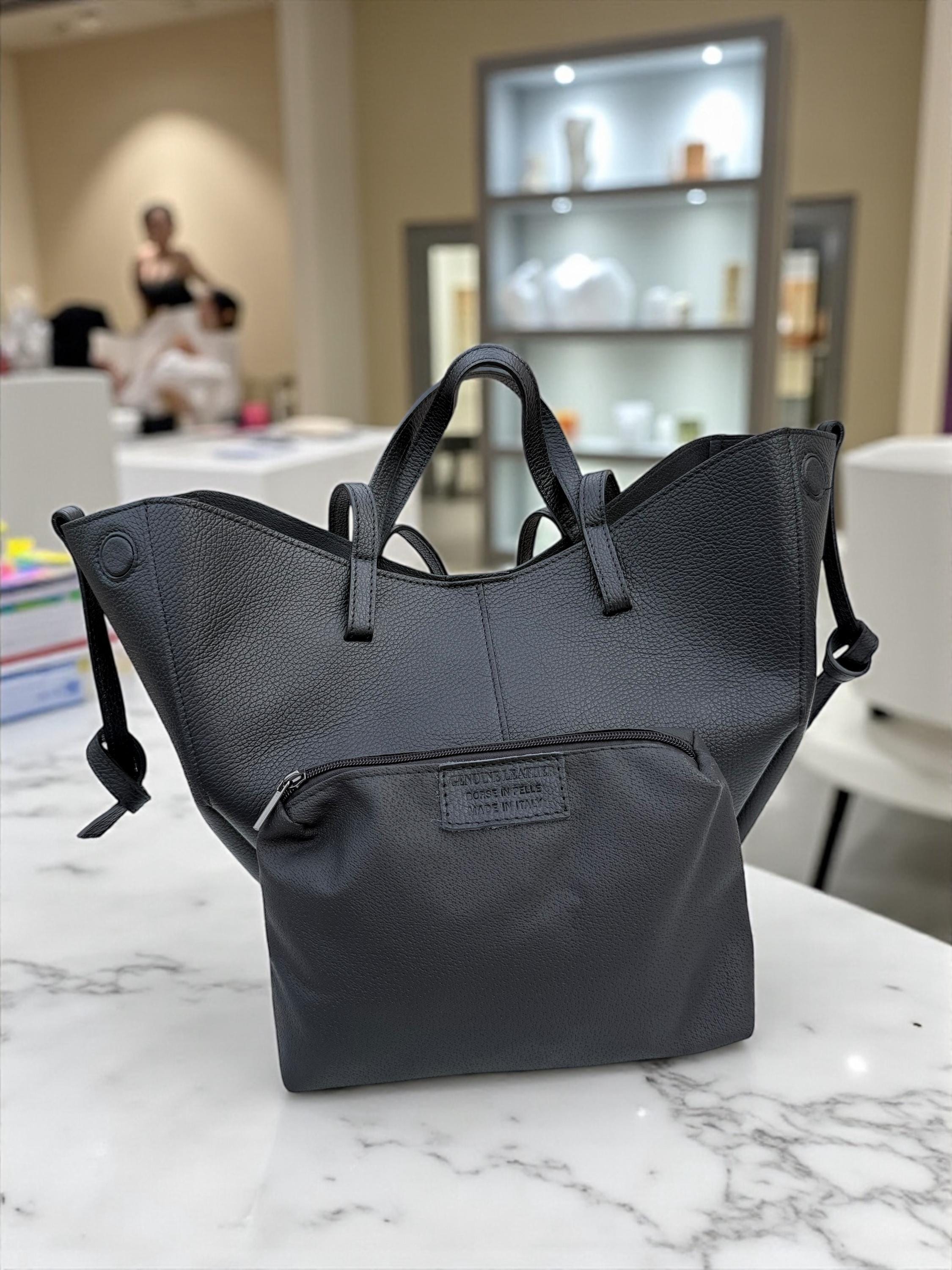 Bolso de compras trapezoidal convertible de piel granulada de gran tamaño