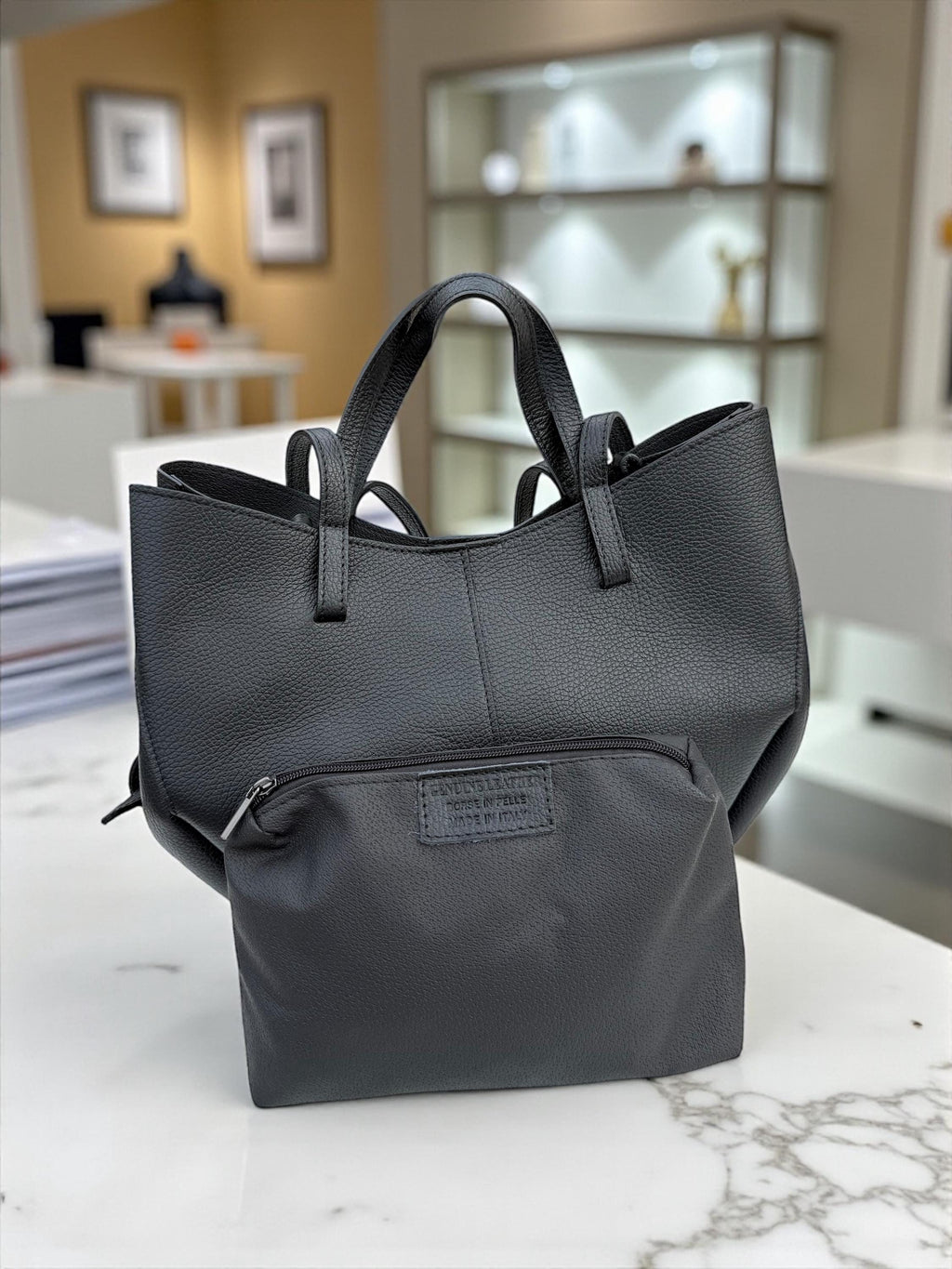 Bolso de compras trapezoidal convertible de piel granulada de gran tamaño