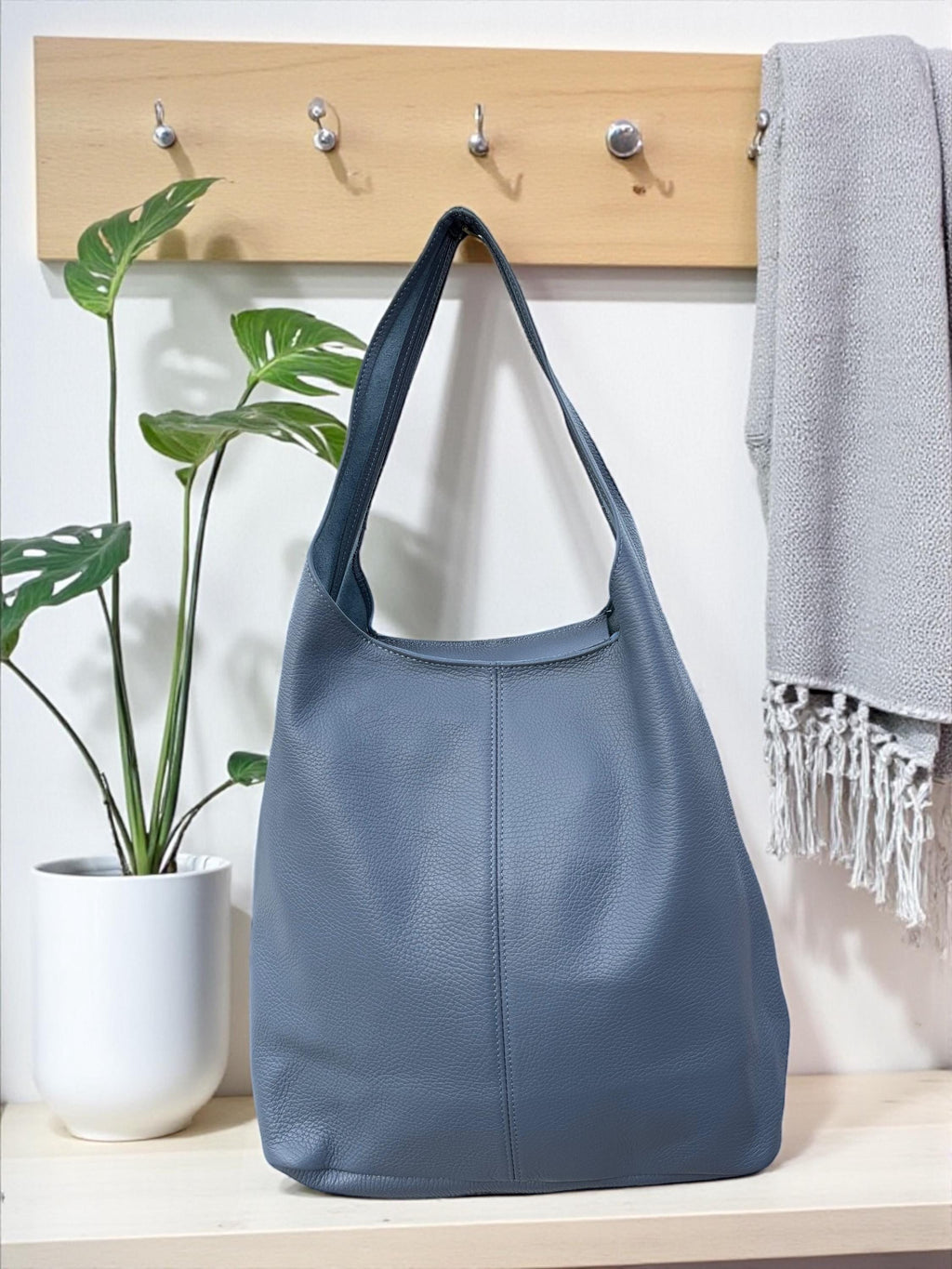Bolso hobo grande de piel auténtica granulada azul