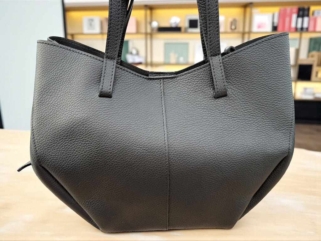 Bolso de compras trapezoidal convertible de piel granulada de gran tamaño
