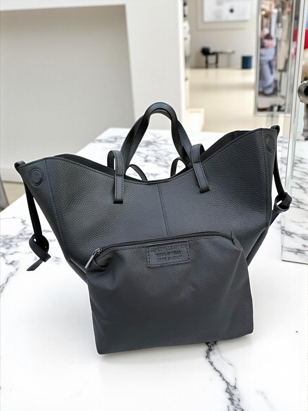 Bolso de compras trapezoidal convertible de piel granulada de gran tamaño