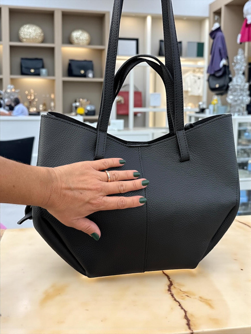 Bolso de compras trapezoidal convertible de piel granulada de gran tamaño