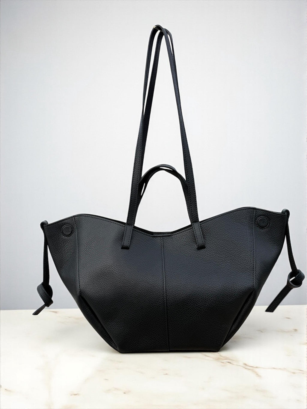 Bolso de compras trapezoidal convertible de piel granulada de gran tamaño